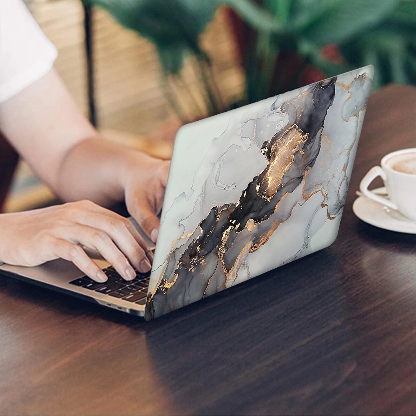 MOKASE Custodia per MacBook Pro 16 Pollici 2026-2021 Rilascio M5 A3429 A3428 M4 A3403 A3186 M3 A2991 M2 A2780 M1 A2485, Custodia Rigida in Plastica Protettiva Gommata & Copritastiera, Black Gold