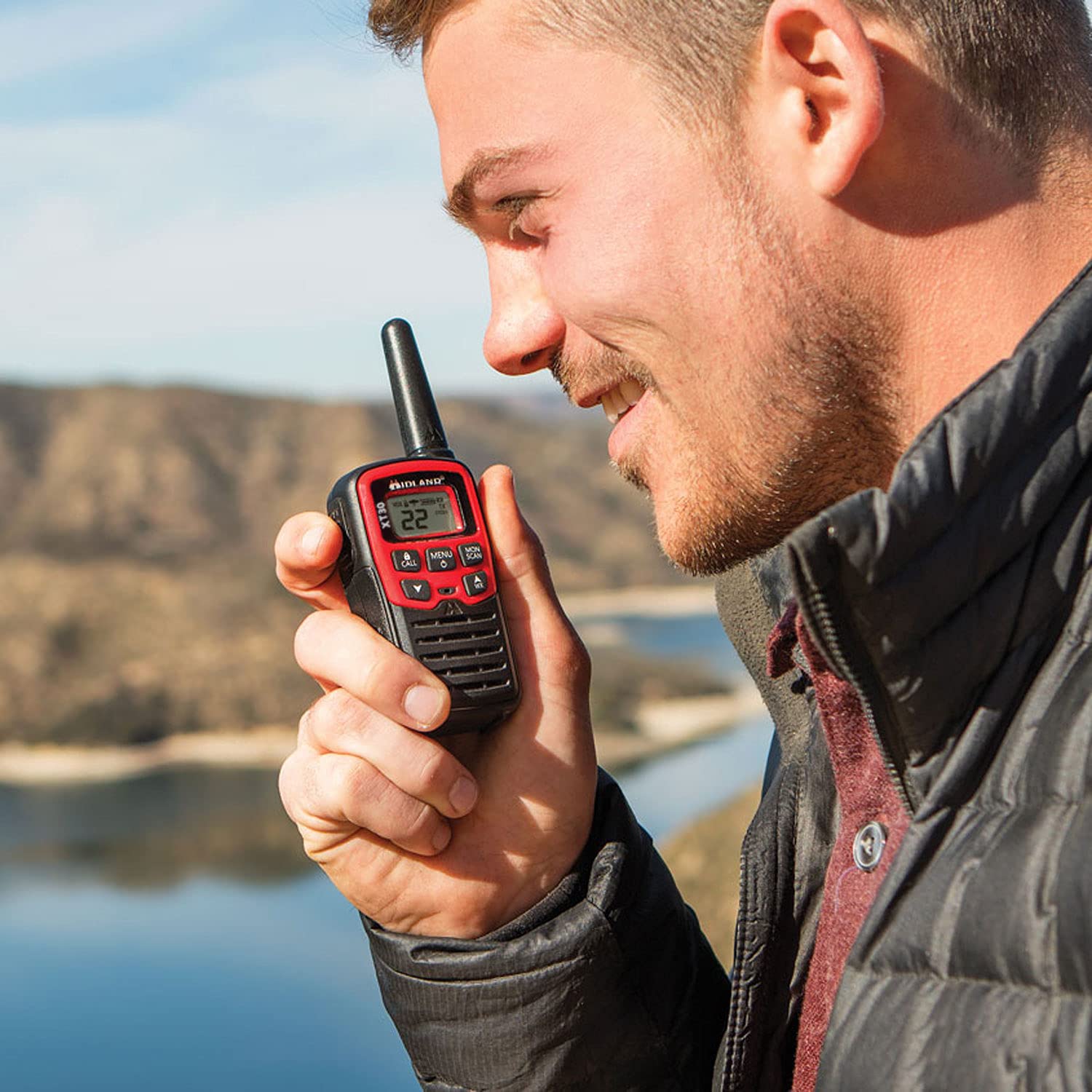Midland - Kit Outdoor Emergenza EK35, 2 Walkie Talkie XT30 con Portata 6Km Senza Licenza, Power Bank 2600mAh con Ricarica USB, Torcia LED, 4 Coperte Termiche, Segnale Morse SOS, Batterie Ricaricabili