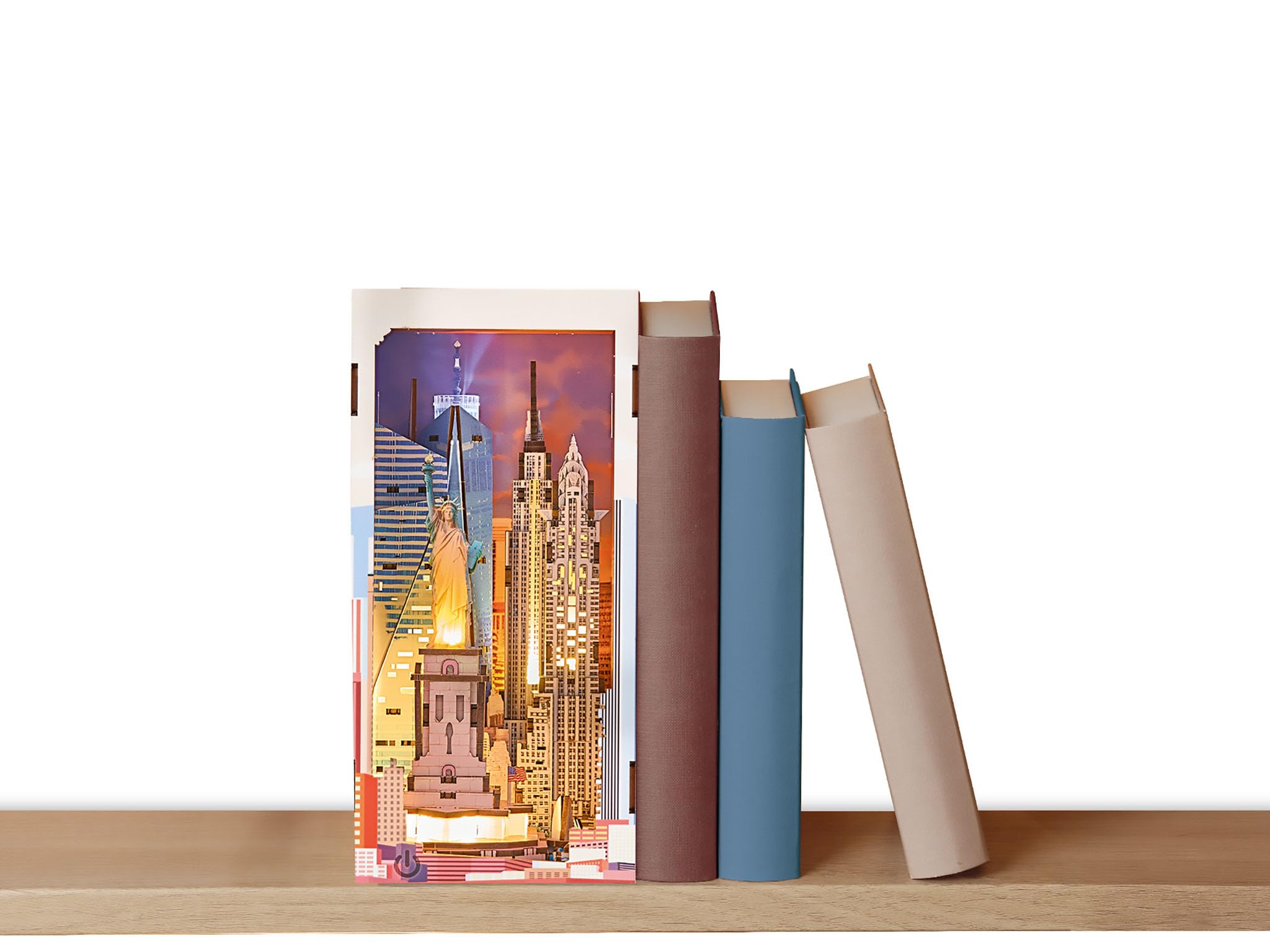 Revell Tiny Adventures New York | Book Nook Holzbausatz Diorama mit LED Beleuchtung | 23 cm Bücherregal Deko | lasergeschnittenes Stecksystem für Erwachsene ab 14 Jahren