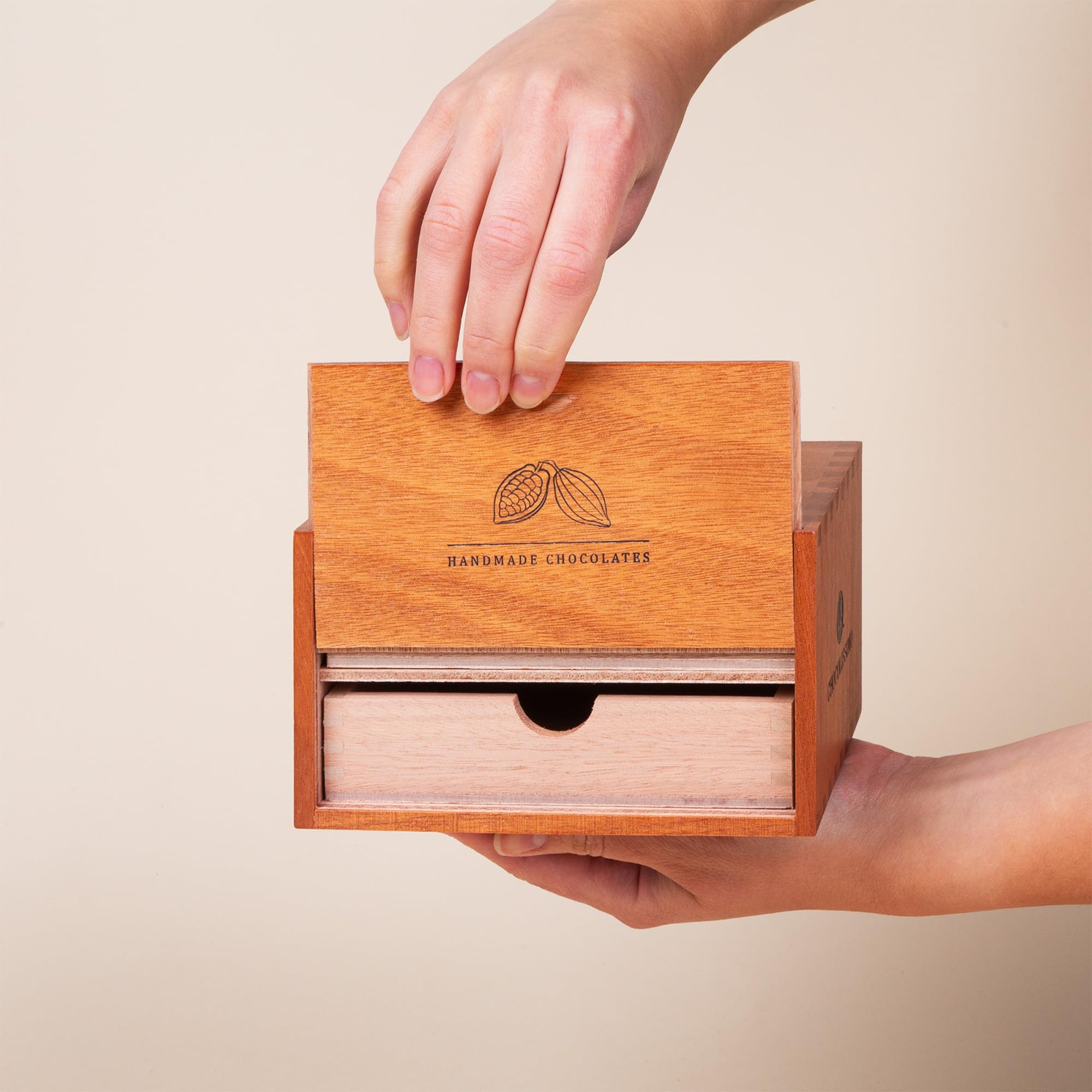 CHOCOLISSIMO - Pralinen Geschenk - Schokolade Geschenk - 20 edle Pralinen in Holzbox mit Blumenmotiv - Geburtstag Geschenk für Frauen, Mama, Freundin, Oma - Frauentag, Renteneintritt