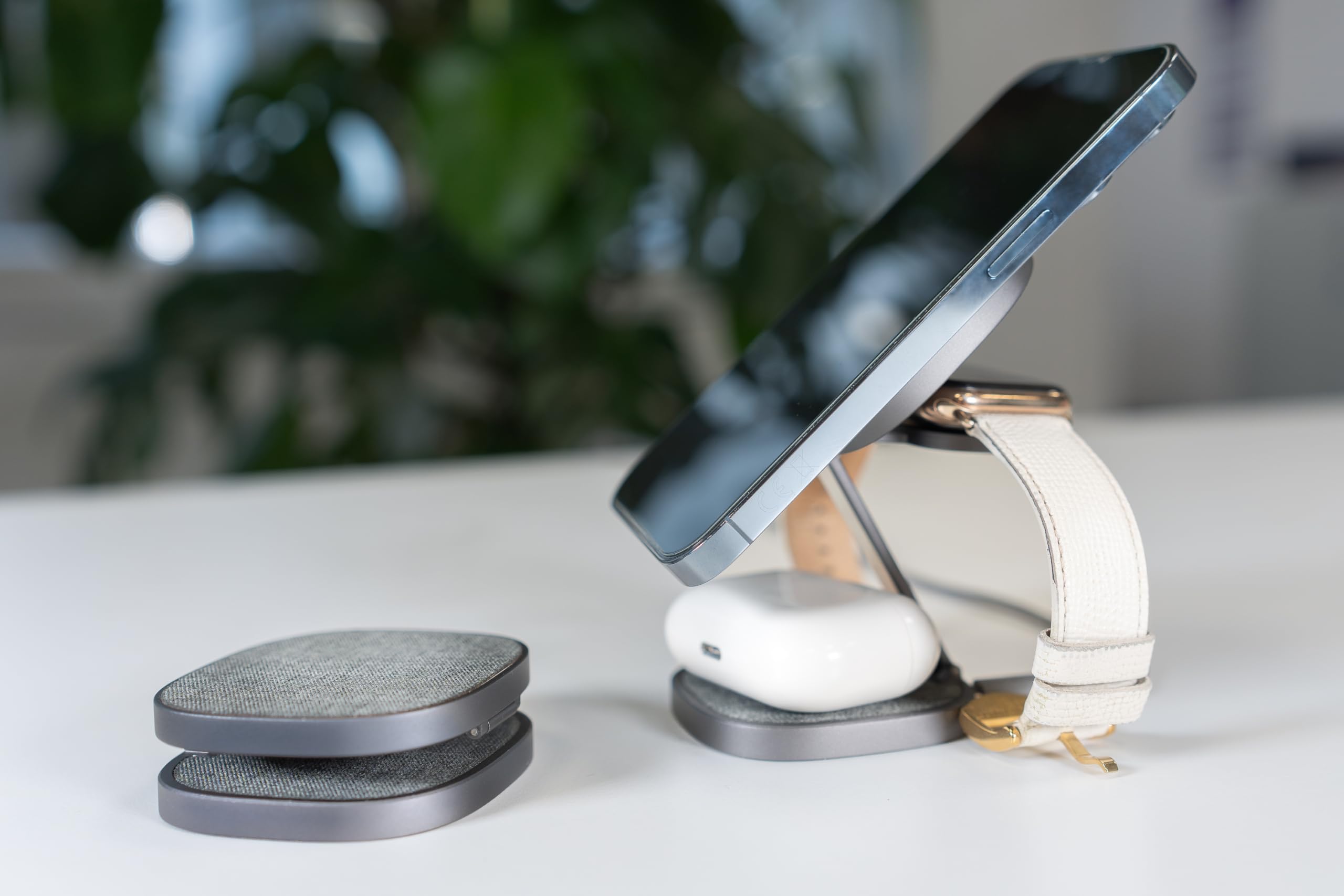 XLayer MagFix Pro 3 in 1 Stazione di ricarica Apple Wireless Charger | Pieghevole | Standby | Compatibile Magsafe | Magnetico | Senza fili | Caricatore per iPhone 16 15 Pro ,14/13/12 Watch