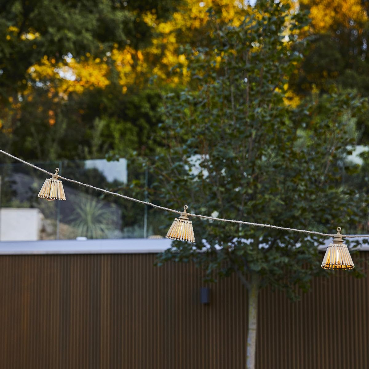Guirnalda de luces solares y en red conectable de cuerda 20 bombillas transparentes LED blanco cálido regulable NATURA LIGHT HYBRID 13m