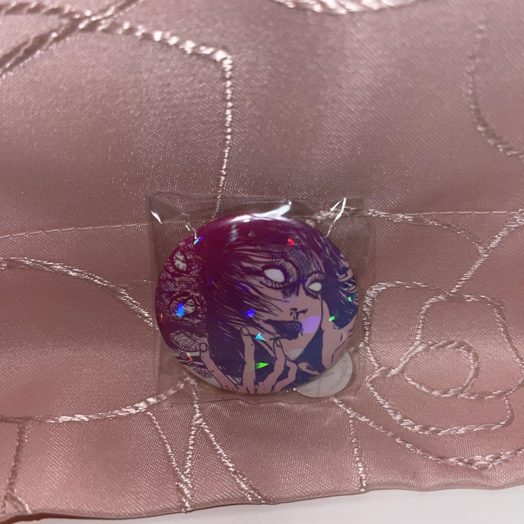 Amazon | 伊藤潤二 富江 ホログラム缶バッジ in カプセル 写真 ver