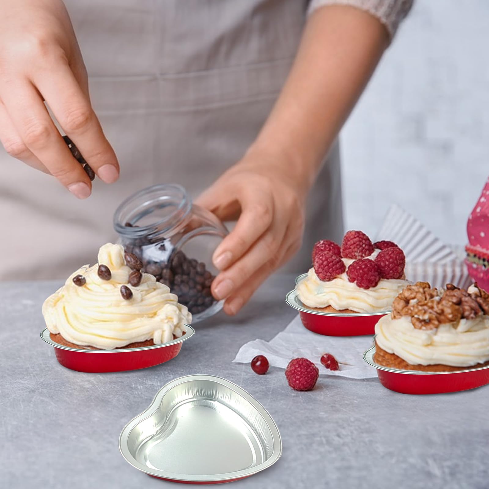 18 moldes grandes de aluminio en forma de corazón con tapas transparentes, 225 ml, desechables, moldes para tartas de corazón, moldes para hornear cupcakes, latas, recipientes de ramequines para el