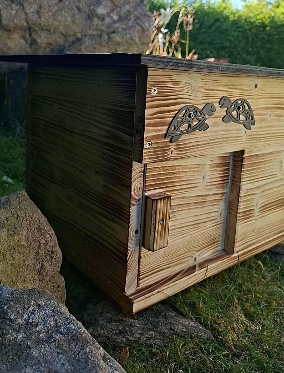 Maison pour tortue avec entrée fermable, fond et toit amovible en bois massif de sapin de 18 mm d’épaisseur flammé (SK01G)