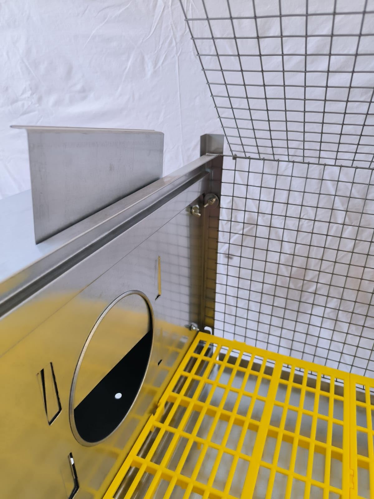 Gabbia In Acciaio ZIncato e Rete, per Conigli Fattrici. Compresa di Pavimento in Plastica, 2 Nidi, Abbeveratoi e Mangiatoia.cm 149Lx66Px66H (LE MISURE SONO DELLA GABBIA MONTATA CON ACCESSORI)