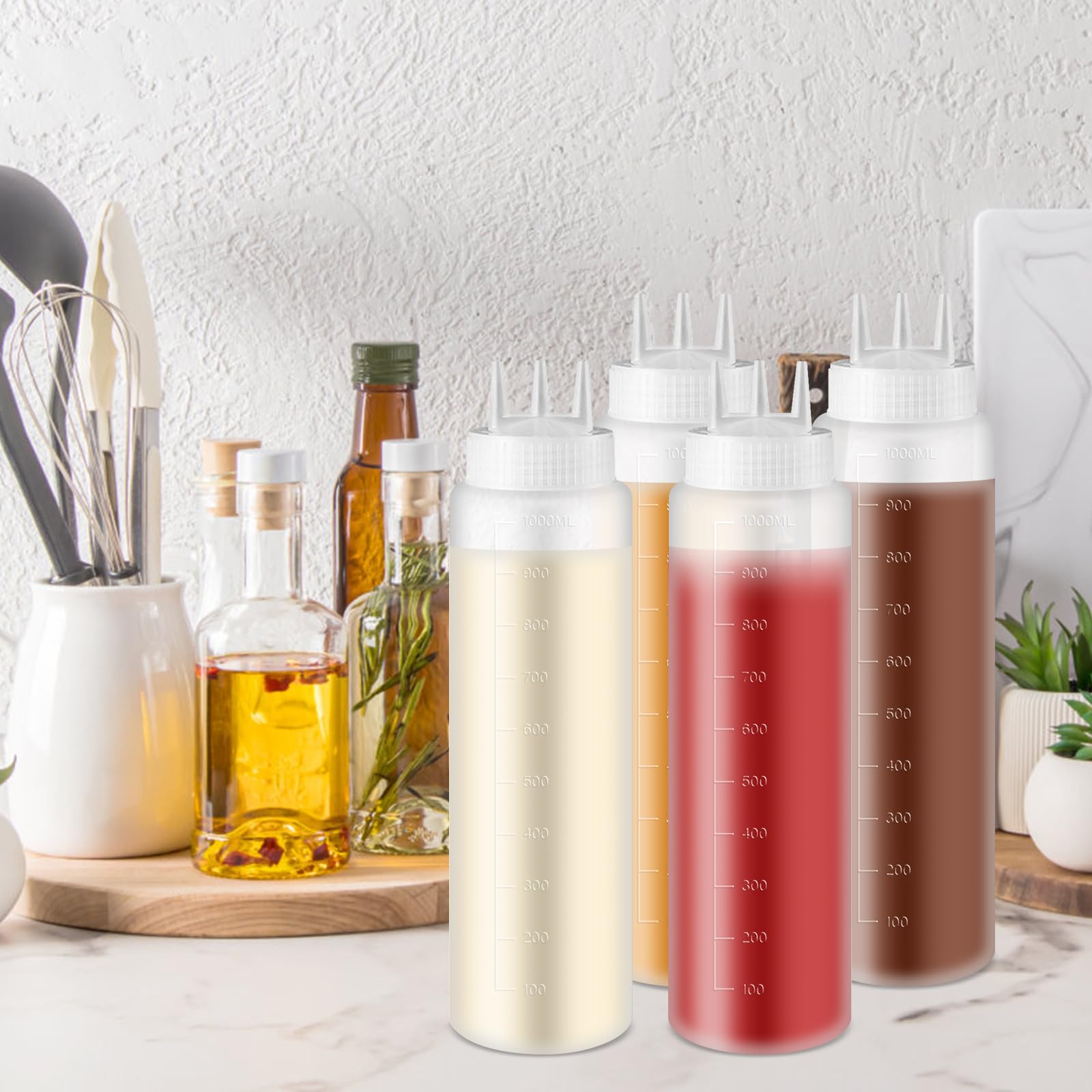 Vegena 4 Pièces Bouteille À Sauce 1000ml avec 3 Buses De Pulvérisation, Autocollant et Échelle pour Condiments, Ketchup, Huile d'olive