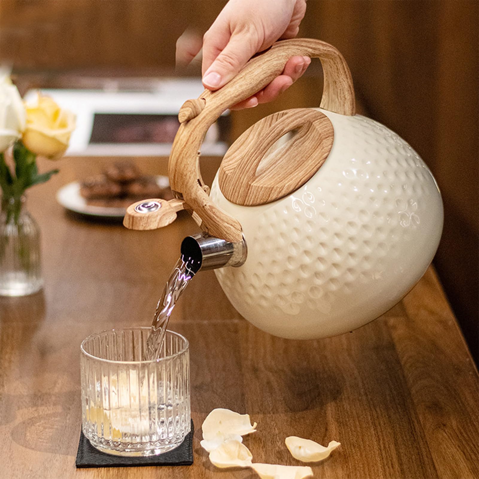Bollitore retrò in acciaio inox, 3 l, color crema, con manico in legno, Herdarte