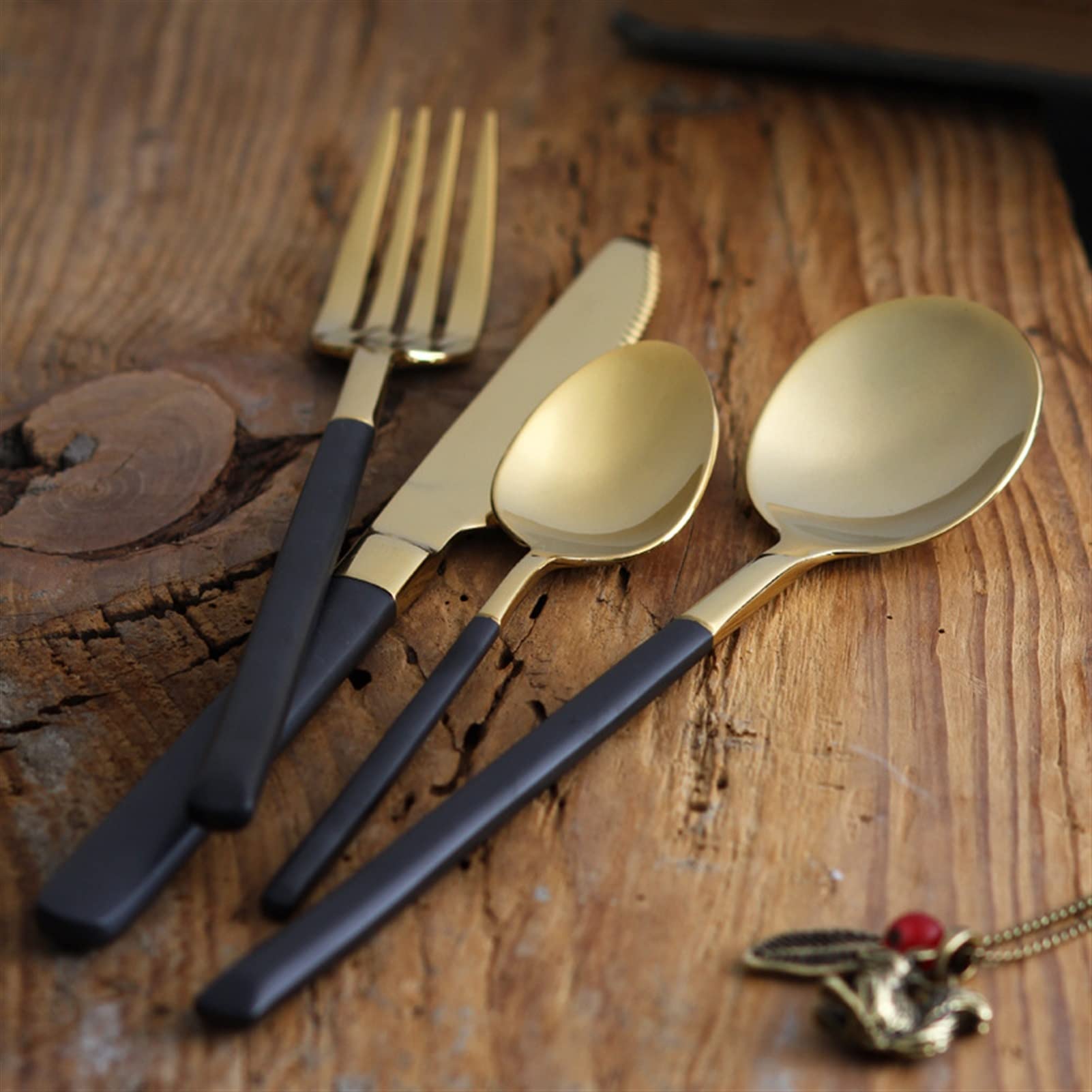 Service de vaisselle de luxe 24 pièces : le coffret de couverts parfait pour un mariage