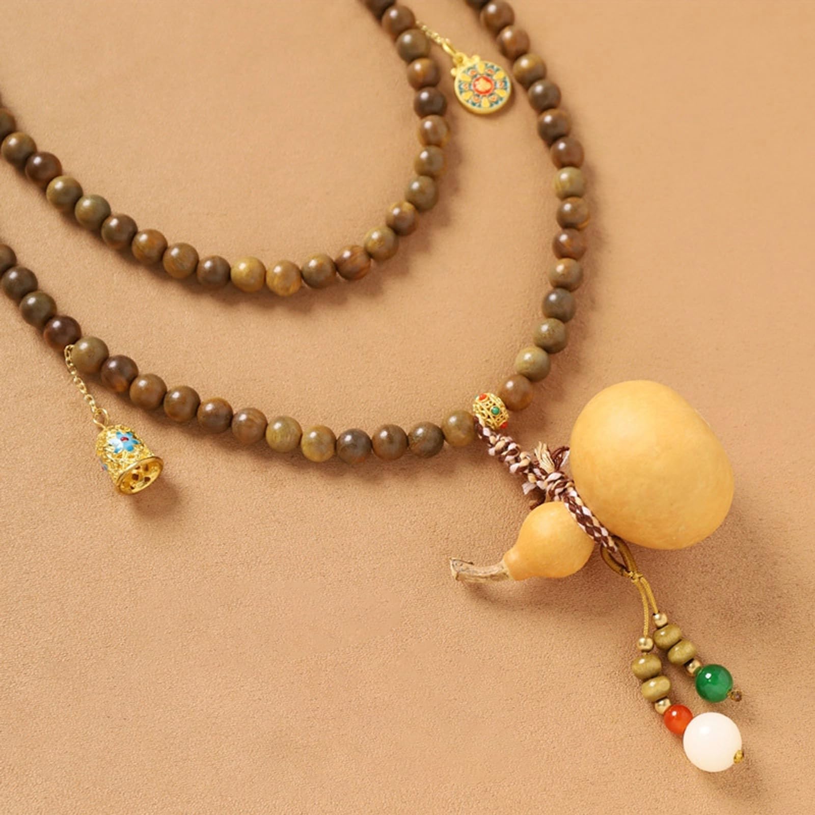 De cuentas ligero y versátil adornado con madera de sándalo verde y de calabaza para uso informal durante todo día Collar de cuentas ligero y versátil adornado con madera de sándalo