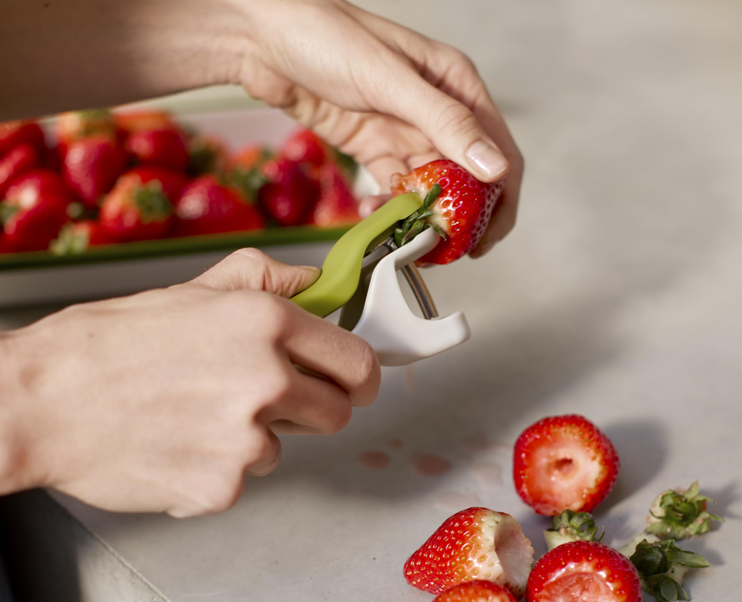 Joseph Joseph Tweezy 2-en-1 Deshuesador de Cerezas y Aceitunas y Quita Tallos de Fresas, Diseño Compacto,