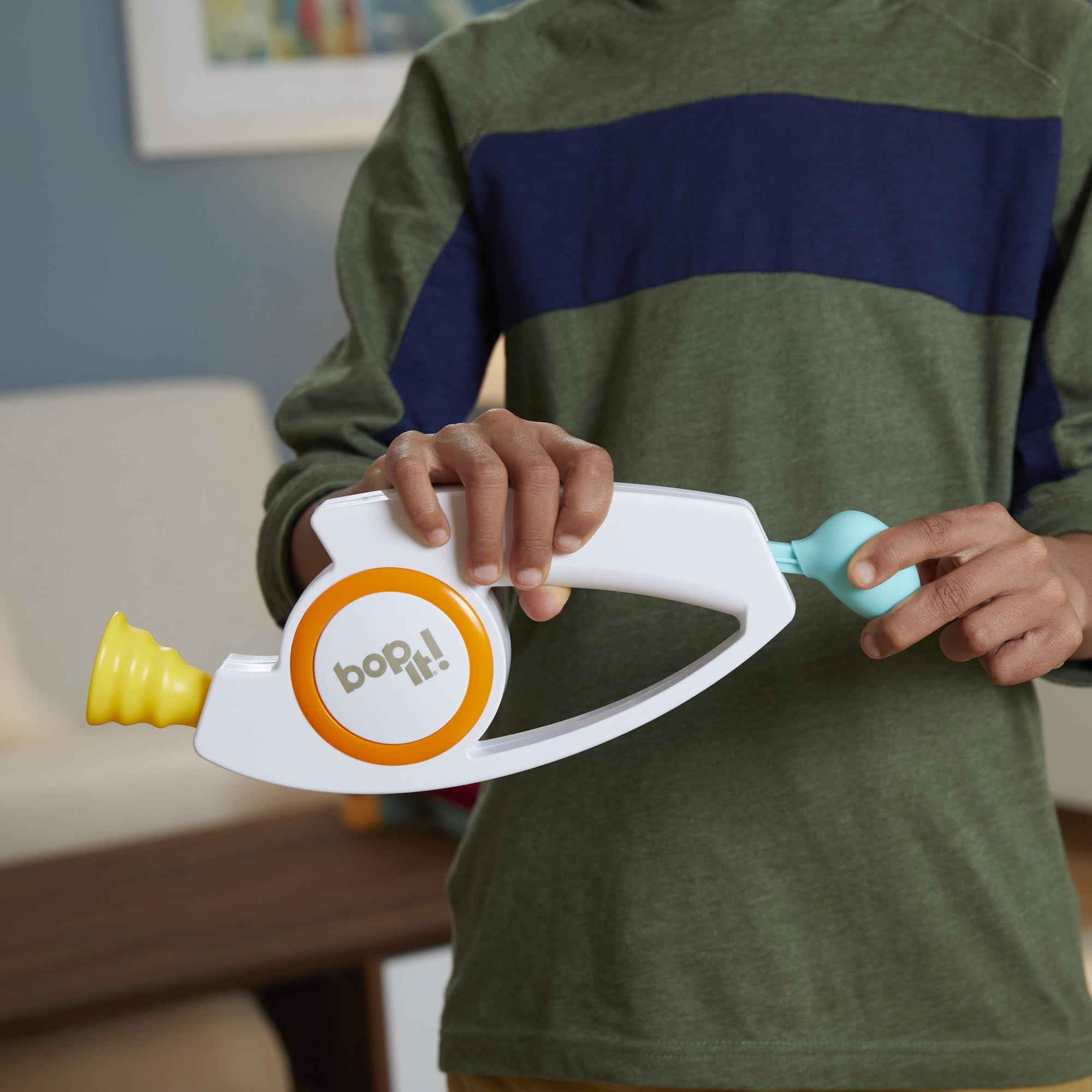 Hasbro Gaming Bop It Elektronisches Spiel, Familienspiele für Partys und Spieleabende, Einzel- oder Multiplayer-Modus, Spaß mit Freunden und Familie, Partyspiel für Kinder ab 8 Jahren
