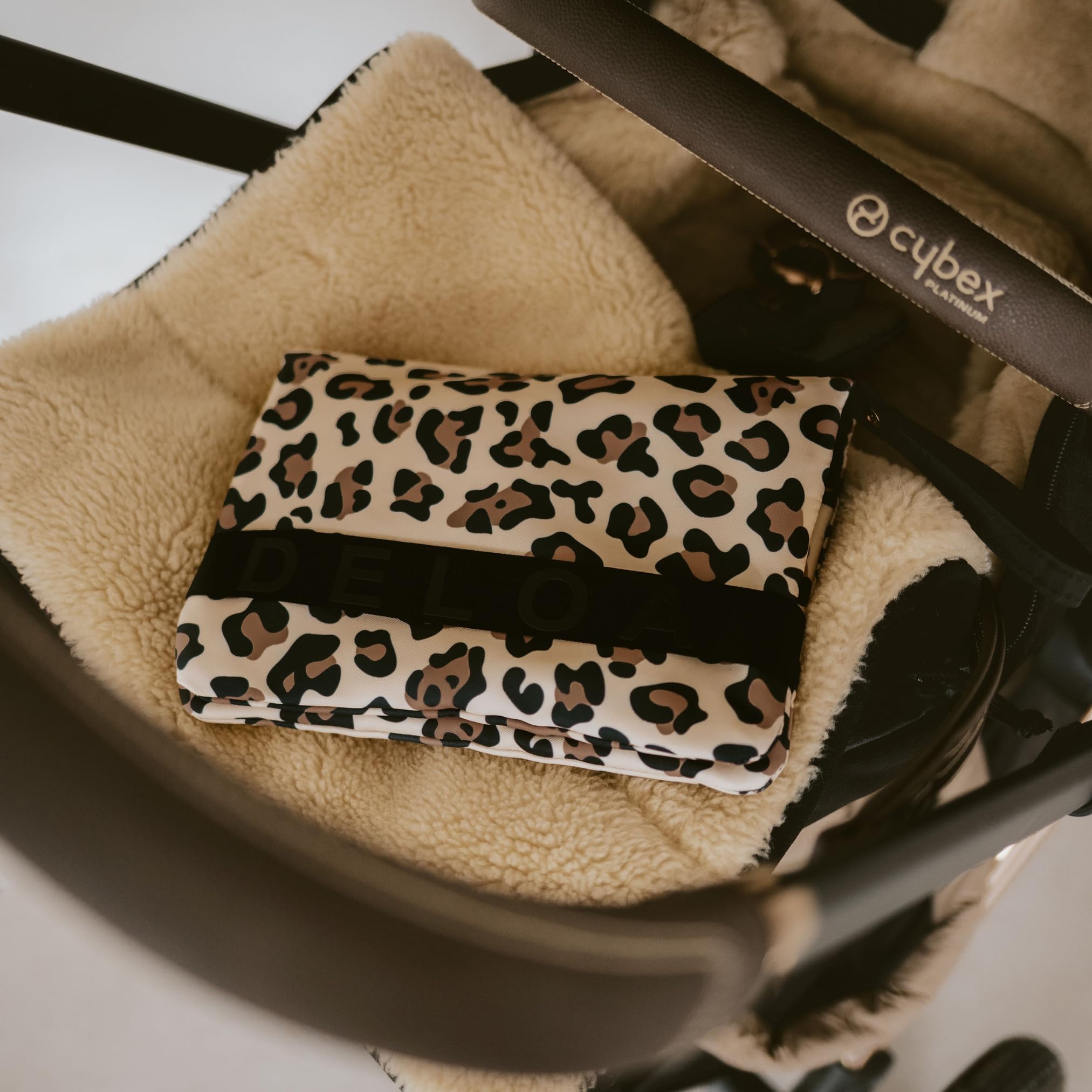 Windeltasche für unterwegs mit viel Platz - Kleine Wickeltasche, Baby Windelorganizer (Leopard)