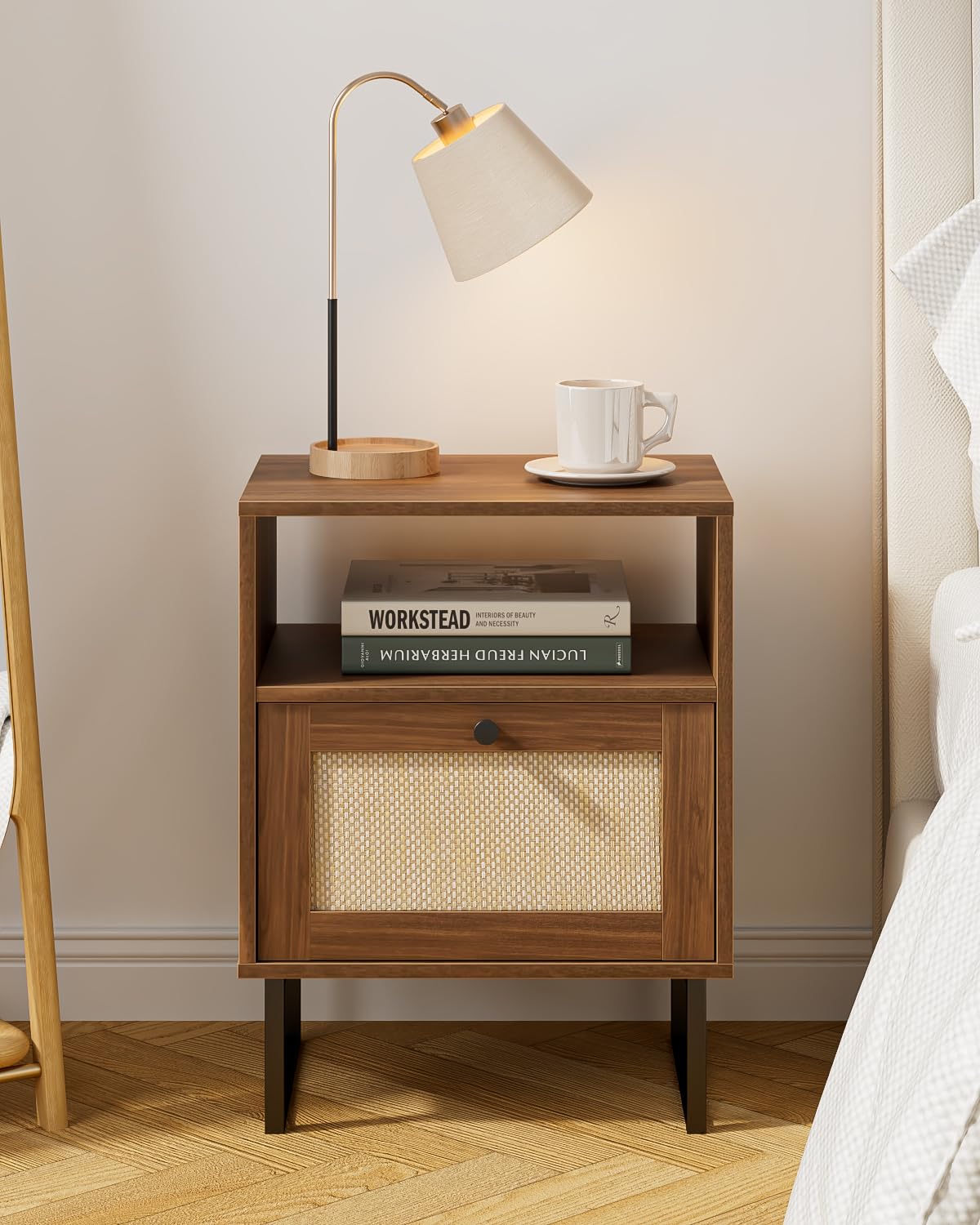 HEYZOEY Rattan Nachttisch,Moderner Boho Bauernhof Holz Nachttisch mit Schublade und offenem Regal,Kleiner Goldrahmen Beistelltisch für Schlafzimmer,Wohnzimmer,Büro(Braun)