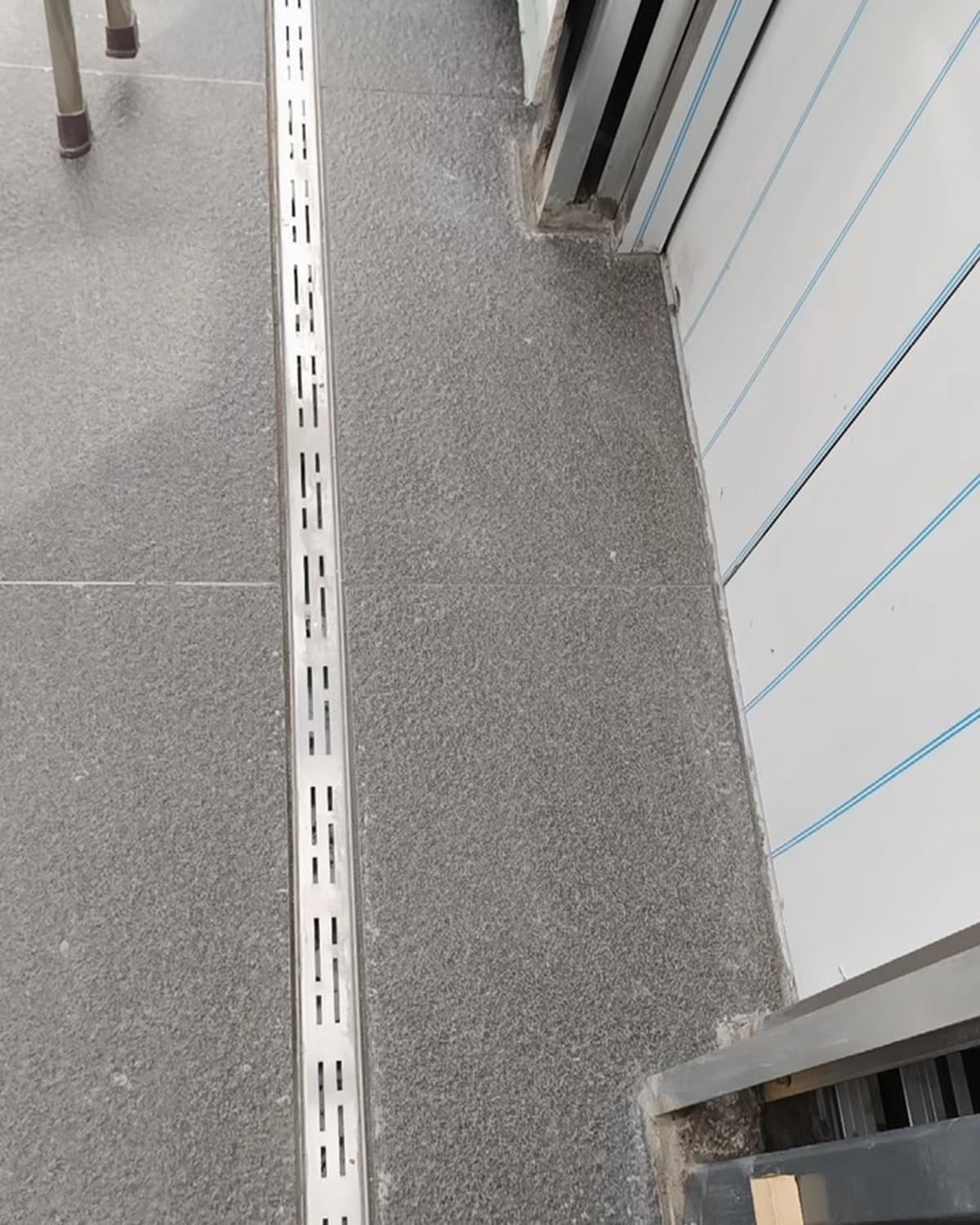 Coperchio di Scarico a canaletta Sottile in Acciaio Inox per Bagno, vialetto e drenaggio Esterno - Flusso d'Acqua efficiente e Design Elegante, Ideale per Uso Domestico e Commerciale