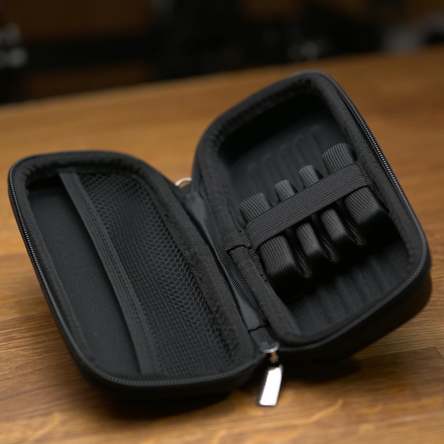 WaveB4 Personalisierte Dart Tasche mit Gravur – Darts Etui für 3 Dartpfeile & Zubehör – Dartcase mit Namen – Individuelle Dartpfeile Aufbewahrung – Dart Zubehör Tasche Geschenk Dartspieler
