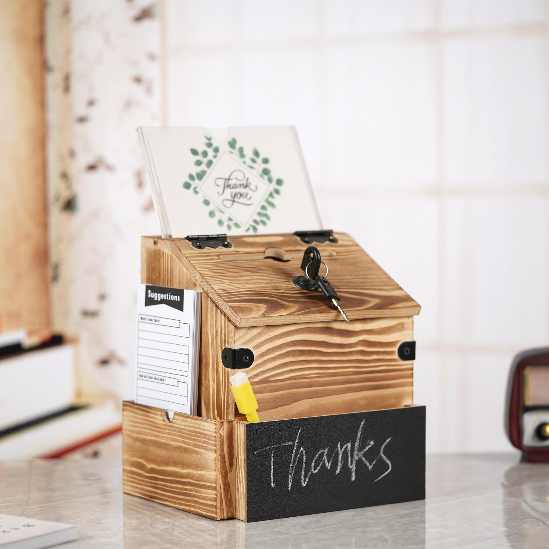 Boîte en bois proposant un compartiment à journaux, boîte aux lettres verrouillable et une urne