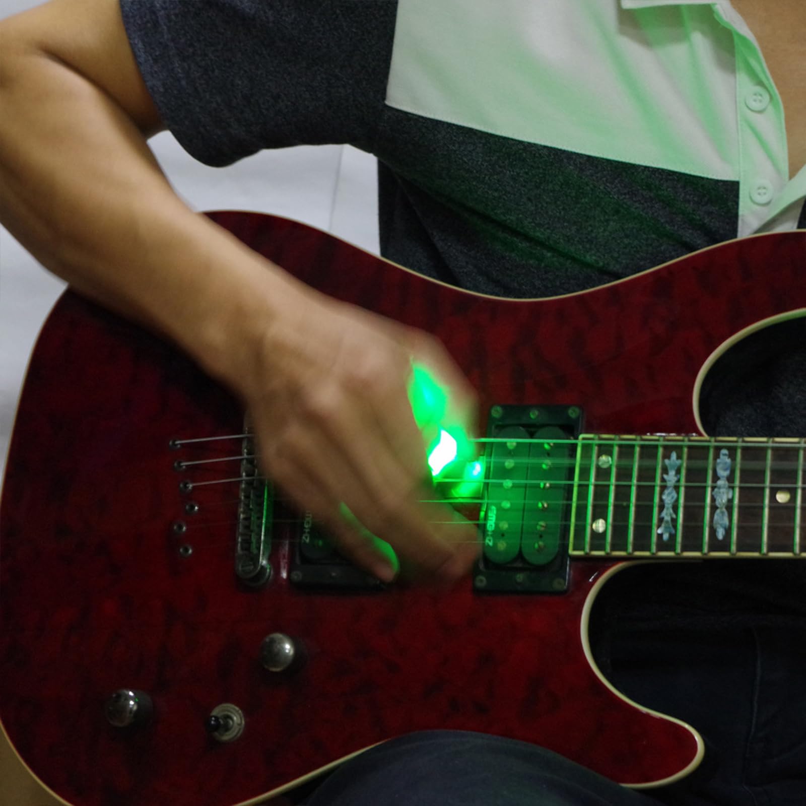 Plettro luminoso per chitarra folk unico plettro per chitarra acustica con luce LED reolacement antiscivolo luce colorata plettro per chitarra a LED Accessori per chitarra acustica