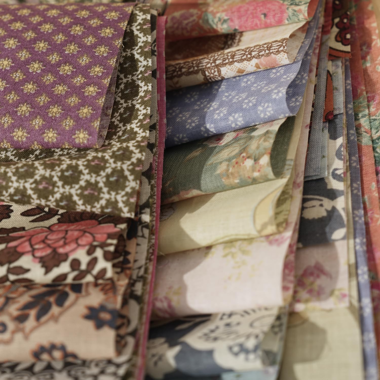 Phantomon Jelly Roll Fabric 40 Strip Assorted Bundle Precut Cotton Quilting Strips 2.5" x 40" in Vintage Floral and Neutral Prints for Sewing, Blanket, Rug, Patchwork
