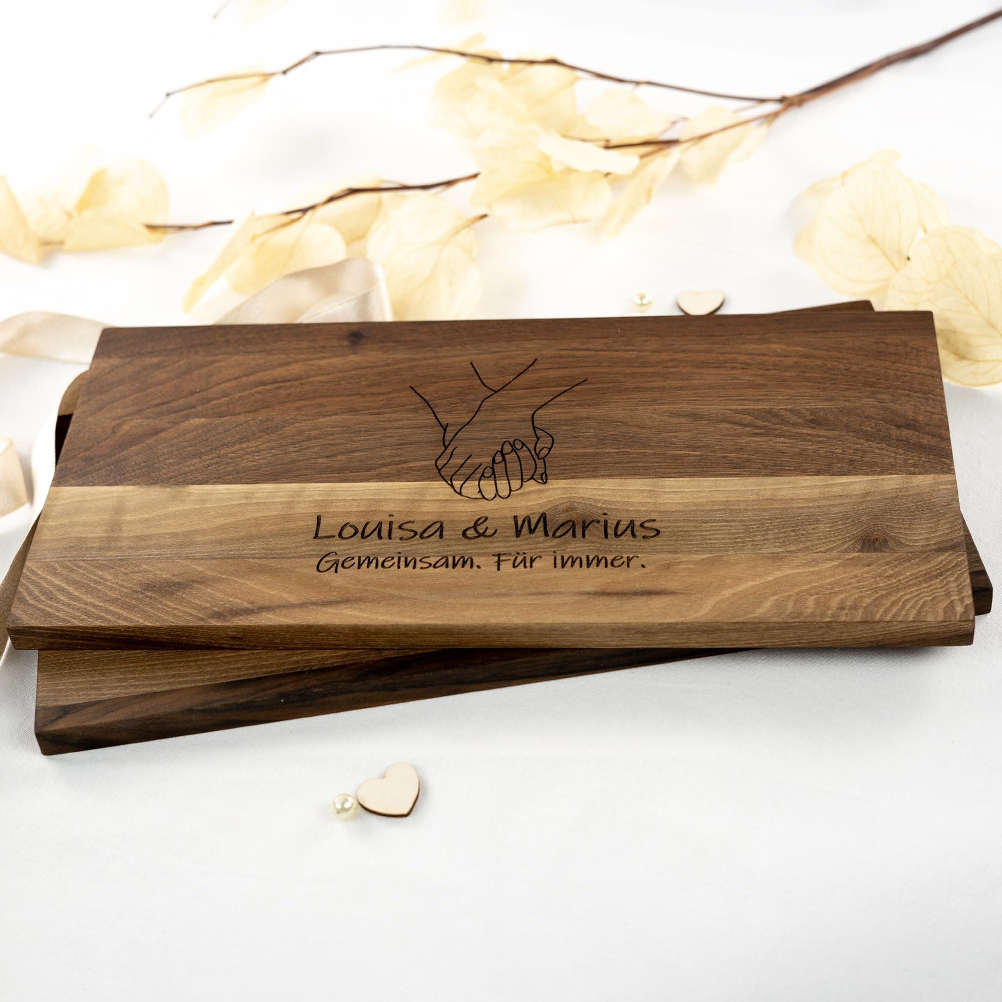 HOFMEISTER® Schneidebrett Nussbaum personalisiert mit Gravur Hände, 38 x 19 x 1,5 cm – massives Holzbrett mit Wunschnamen und Text – Geschenk für Paare, Hochzeit, Jahrestag & Valentinstag