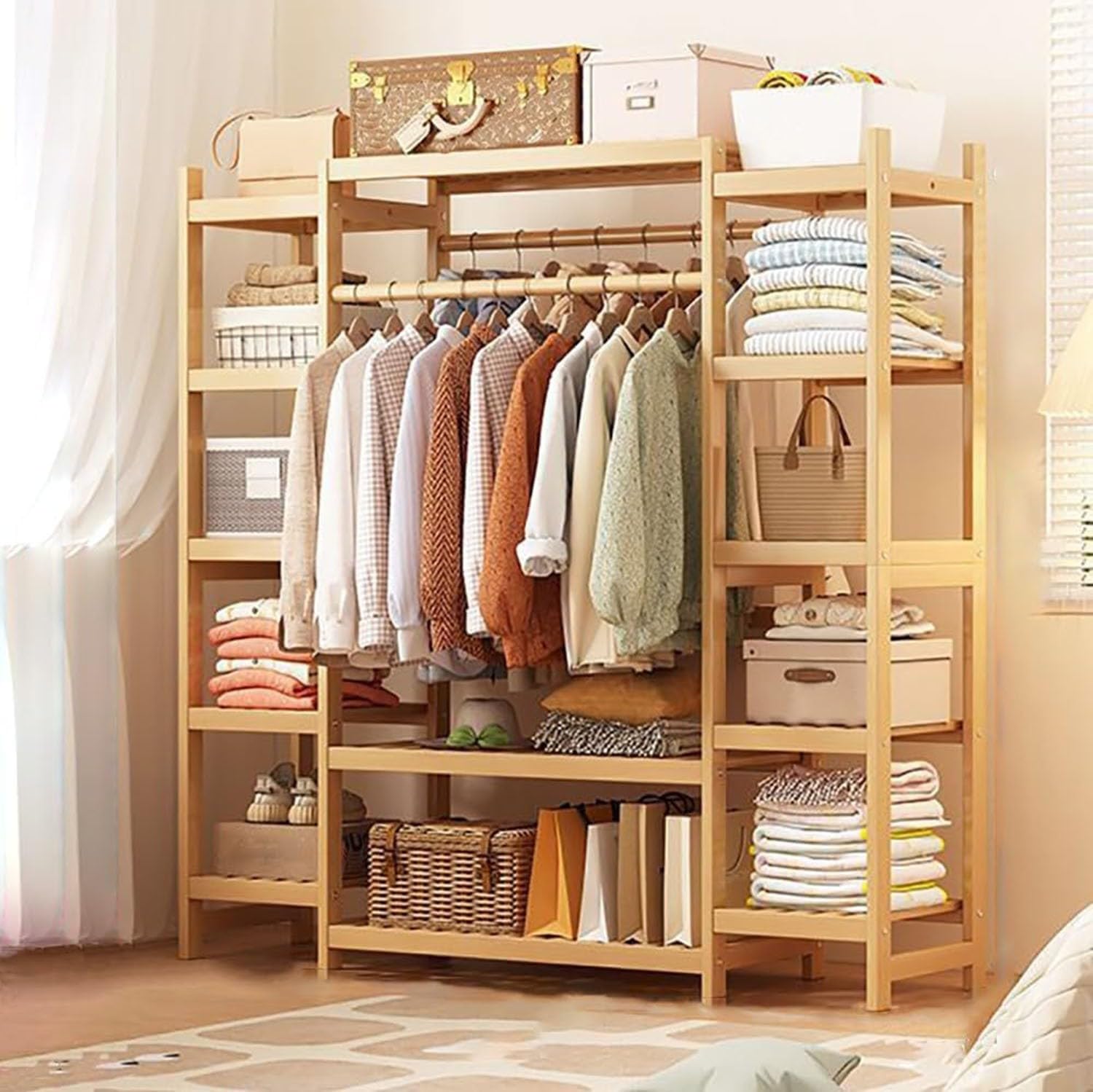 Meuble vestiaire en bambou pour organiser une garde-robe épurée dans la chambre