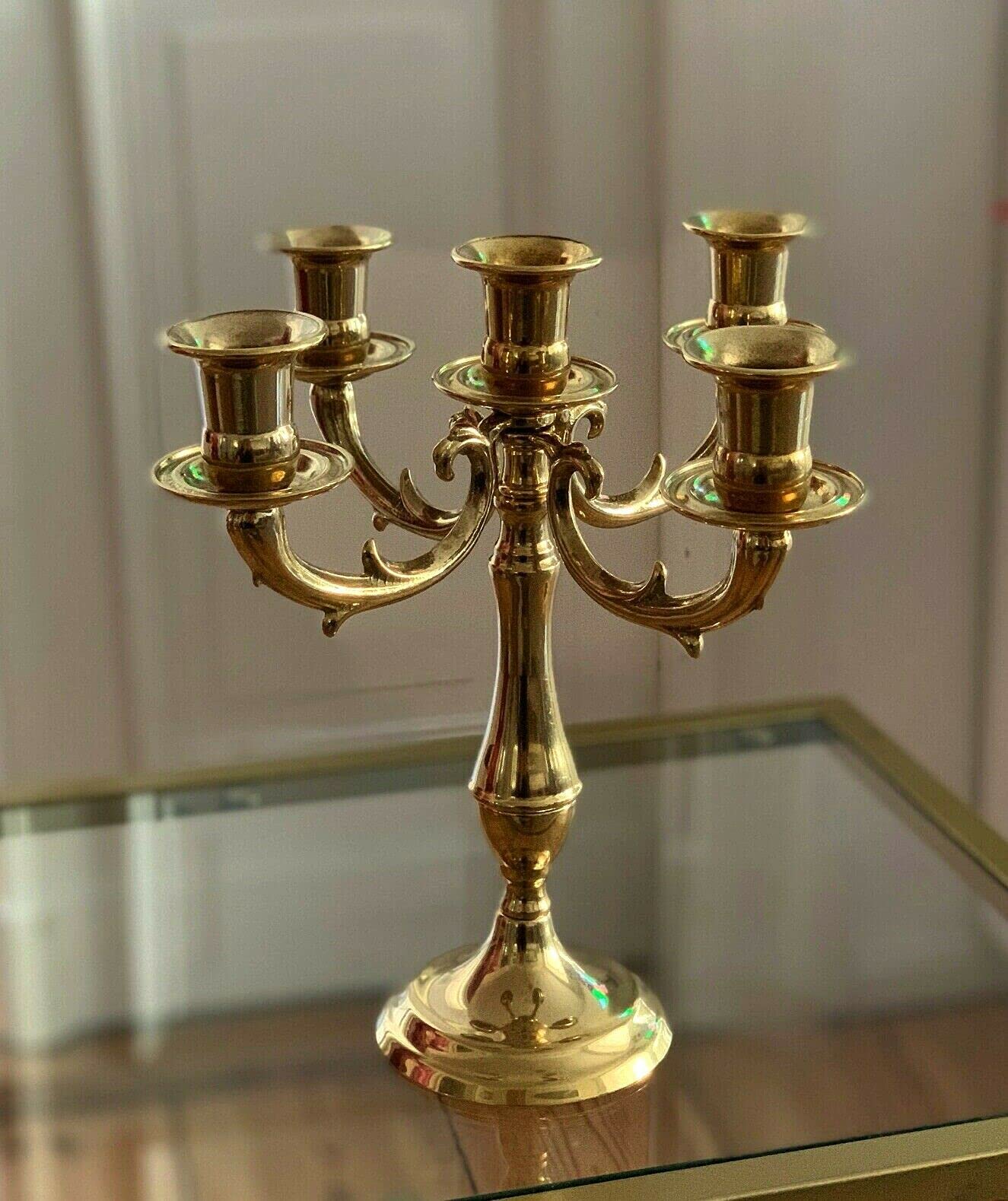 Candelabro a 5 bracci in ottone dorato.