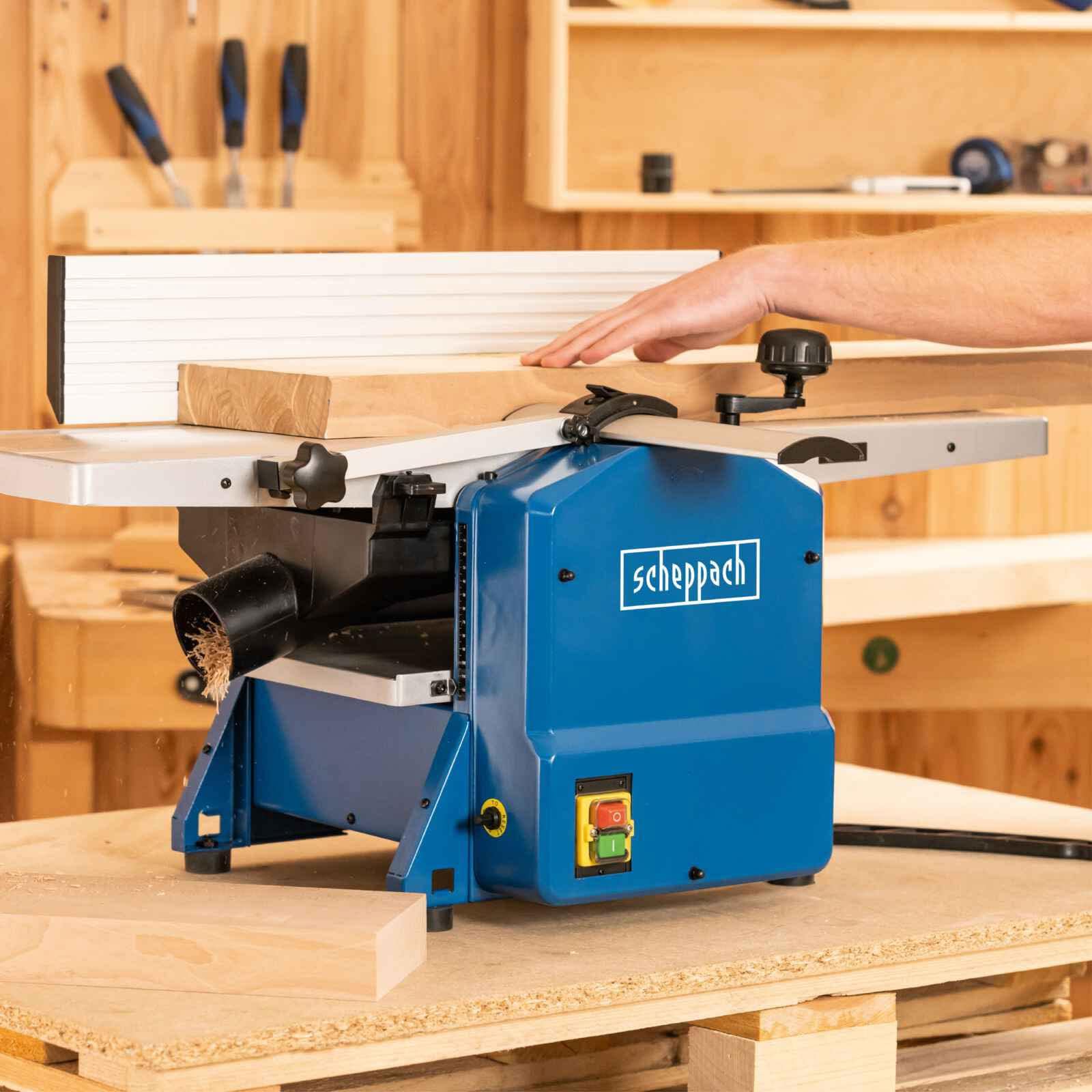 Scheppach Raboteuse & Dégauchisseuse HMS1080 | Puissance 1500W | Largeur de rabotage 254 mm | Hauteur de passage : 120mm | Vitesse de rotation des fers 9000 min-1 | Plus 2 fers supplémentaires