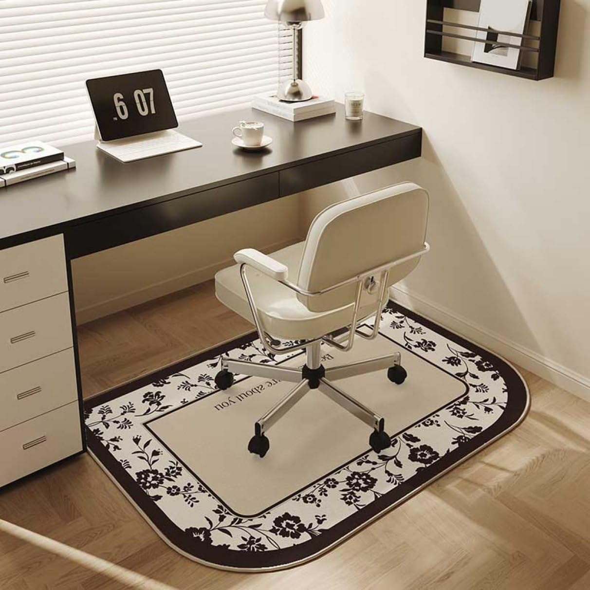 デスク 椅子 マット 3点 6/10(月)までに引き取れる方急募！ デスク 椅子 マット 3点 6/10(月)までに引き取れる方急募！