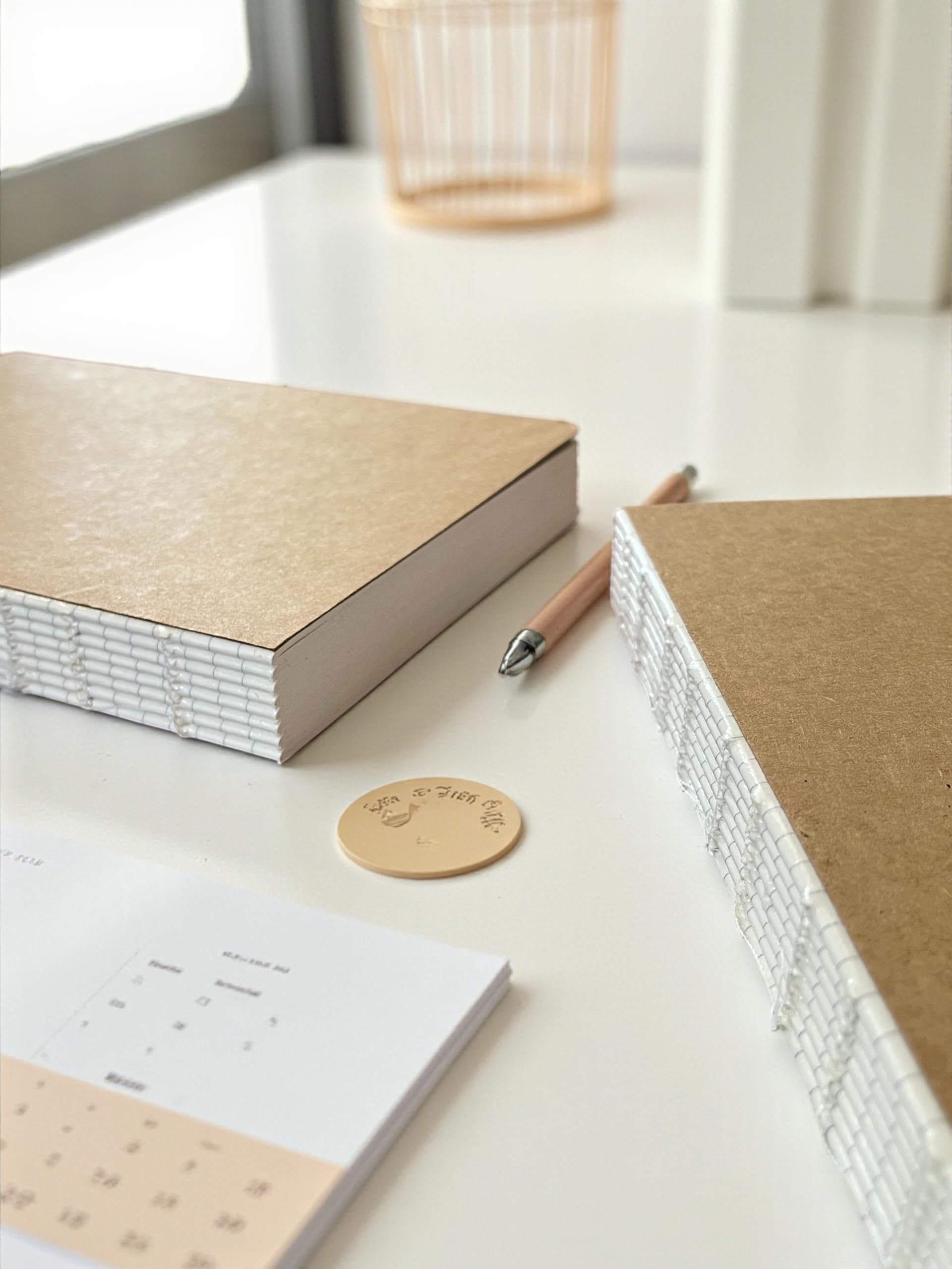 Fark Tanıtım Özel Tasarım Kraft Kapaklı A5 Çizgisiz Not Defter - 180 Derece Açılabilir, Sırtı Dikişli,%100 El İşçiliği, Ofis İçin İdeal, Planlayıcı (Enzo Sayfa)