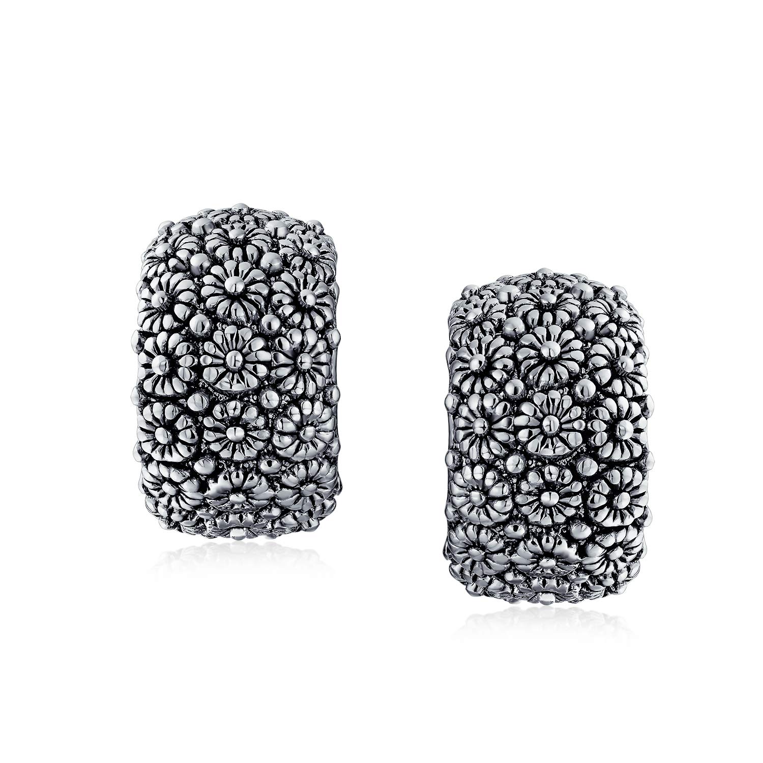 Juego de dos pendientes de clip anchos con diseño de girasol tallado para mujer, para orejas no perforadas, en tono plateado oxidado y dorado.
