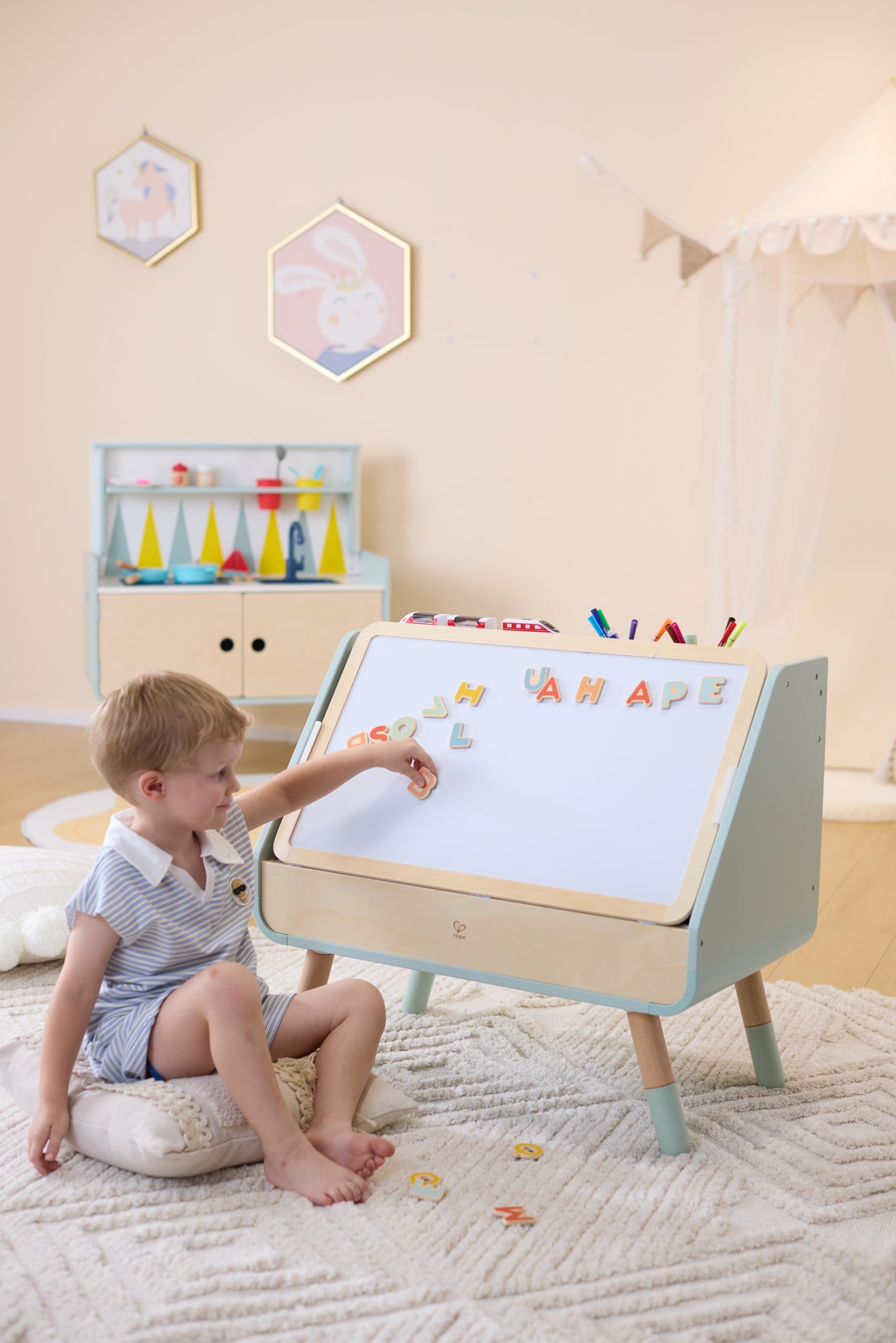 Hape Stół do czytania i rysowania – sztaluga i regał na książki w jednym, tablica suchościeralna 2 w 1, miejsce do przechowywania i akcesoria, ergonomiczny stół malarski, wykonany z drewna z funkcją