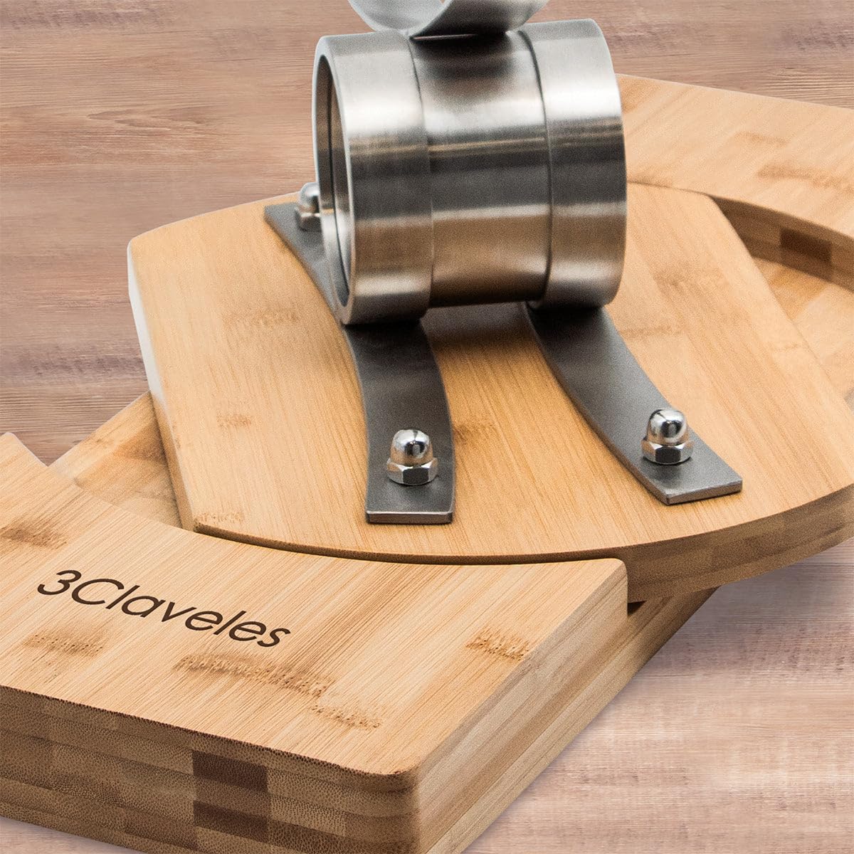 Schinkenhalter, um 360 Grad drehbar, mit 3 Nelken, drehbarer Sockel aus Holz und Metallbeschlägen