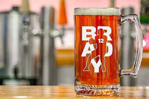 Miniatura 5 de Hat Shark Taza de cerveza gigante grabada con láser, jarra de cerveza de 28 onzas, jugador atlético de deportes de fútbol (Brady #12)
