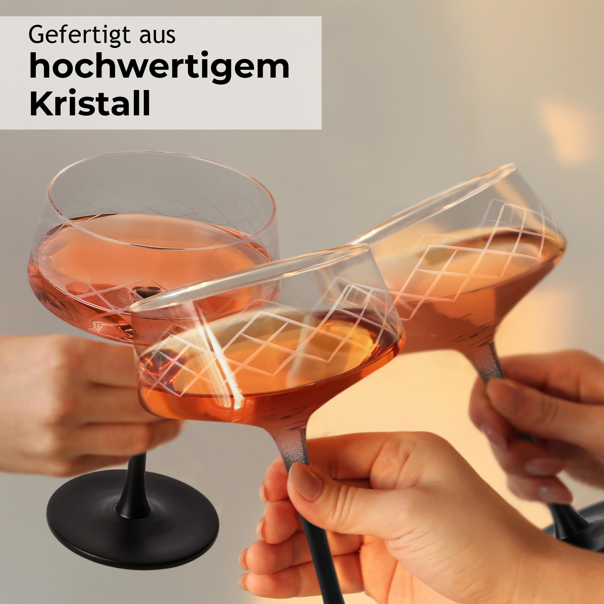 MIAMIO - 280 ml Coupe Gläser 4er Set mit Barlöffel, handgefertigte Kristall Cocktailgläser mit schwarzem Stiel, Cocktail-Gläser, Martini Gläser, Champagner Coupe Gläser - Crystaluna Collection