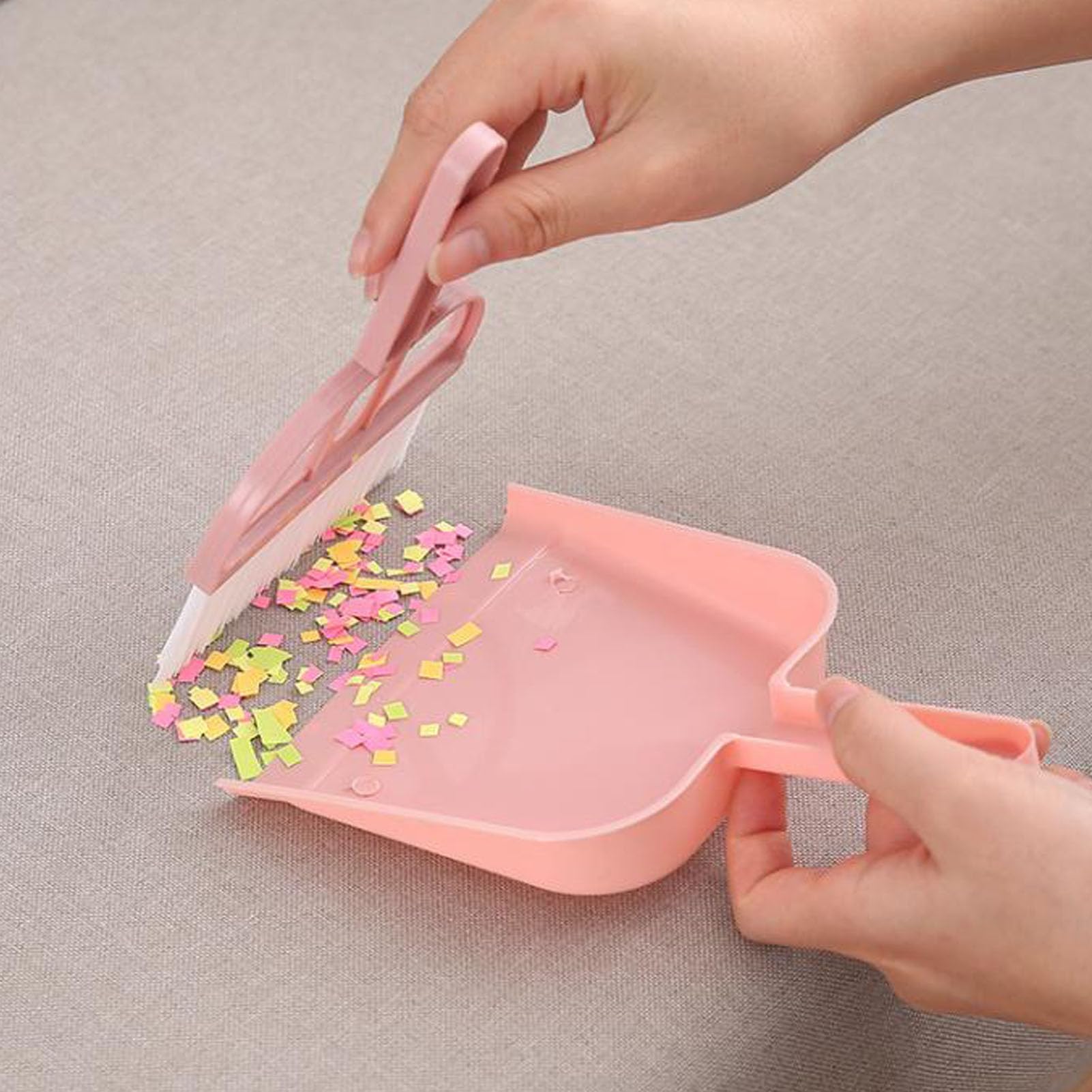 Set Mini Scopa e Paletta, Set Scopa e Paletta in Plastica, Mini Spazzola per Pulizia da Tavolo, Set Combinato Paletta per Scrivania, Piano di Lavoro, Divano, Tastiera da Ufficio(Rosa