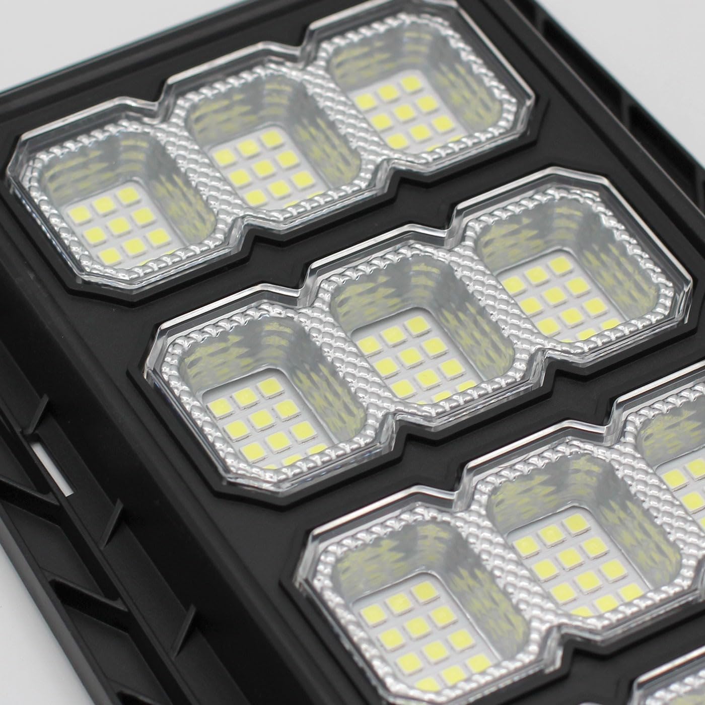 4 Lampioni Stradali Solari LED 90W + 4 Staffe - 081 Store, Pannello Fotovoltaico Integrato, Telecomando, IP65, 6000K