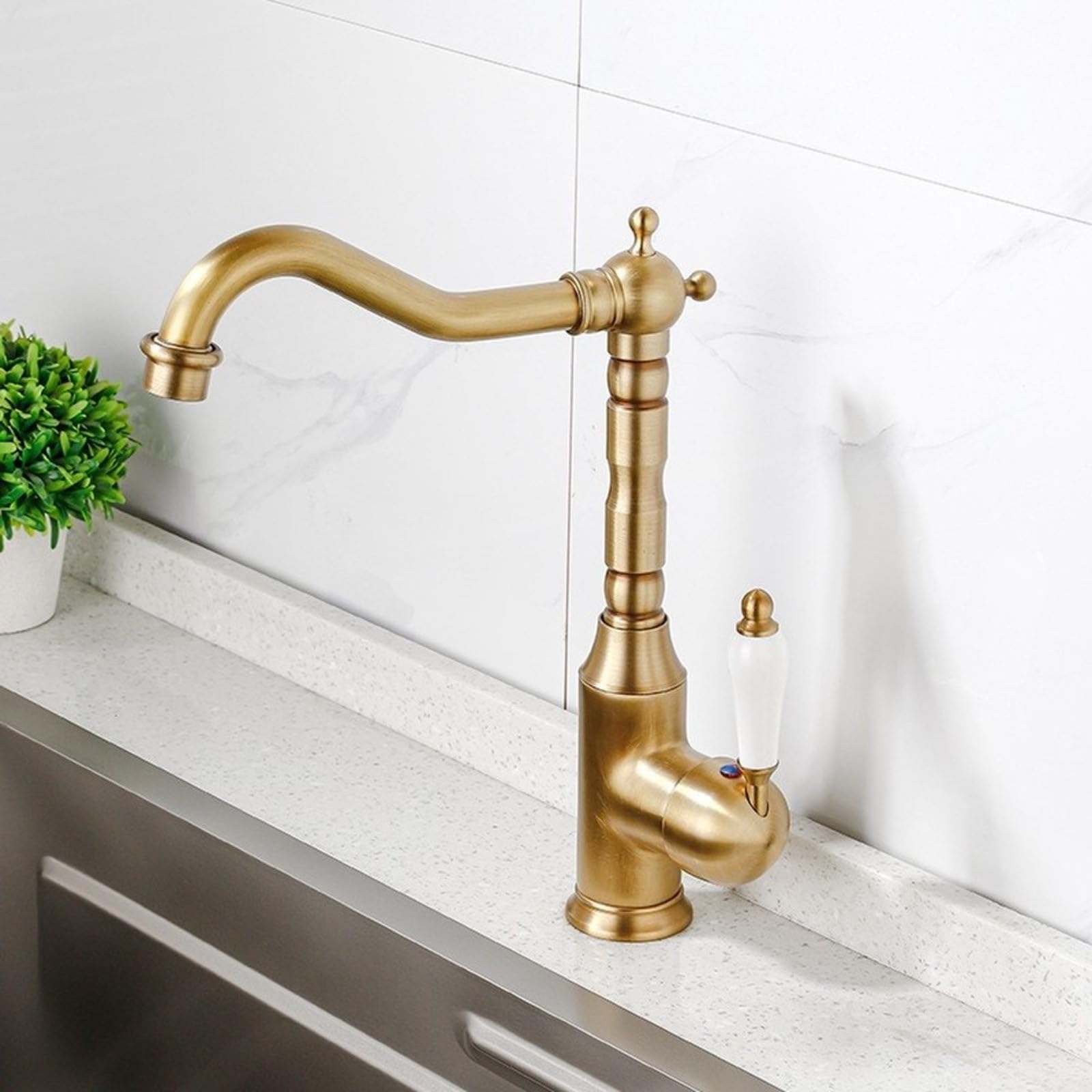 Grifo para fregadero de cocina de latón antiguo con boquilla giratoria de 360°, control de una sola manija para un flujo preciso, construcción sólida para casa de campo