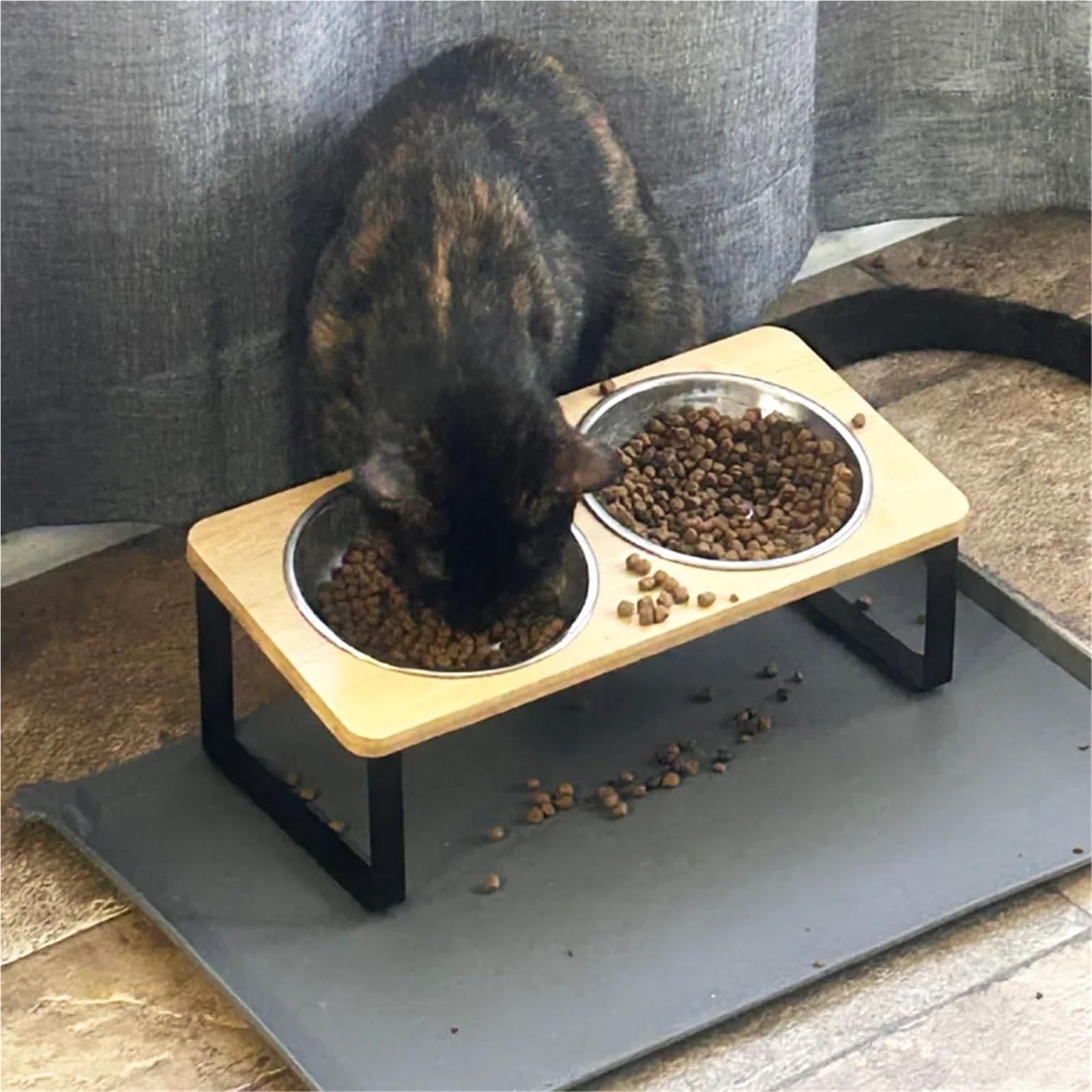Um 15° geneigte Katzennäpfe mit Matte. 2 Edelstahlnäpfe