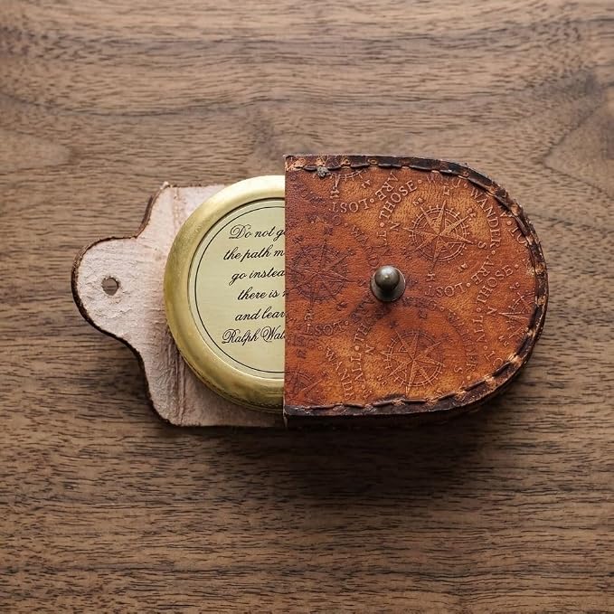 Brújula Vintage de Bolsillo Grabada con Estuche de Cuero miniatura 9