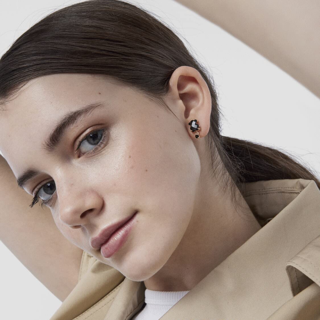 TOUS Pendientes con Baño de Oro 18Kt sobre Plata para Mujer con Motivo Oso 0,9 cm Onix y Perla Cultivada Espinela, Fino y Elegante, Colección Erma