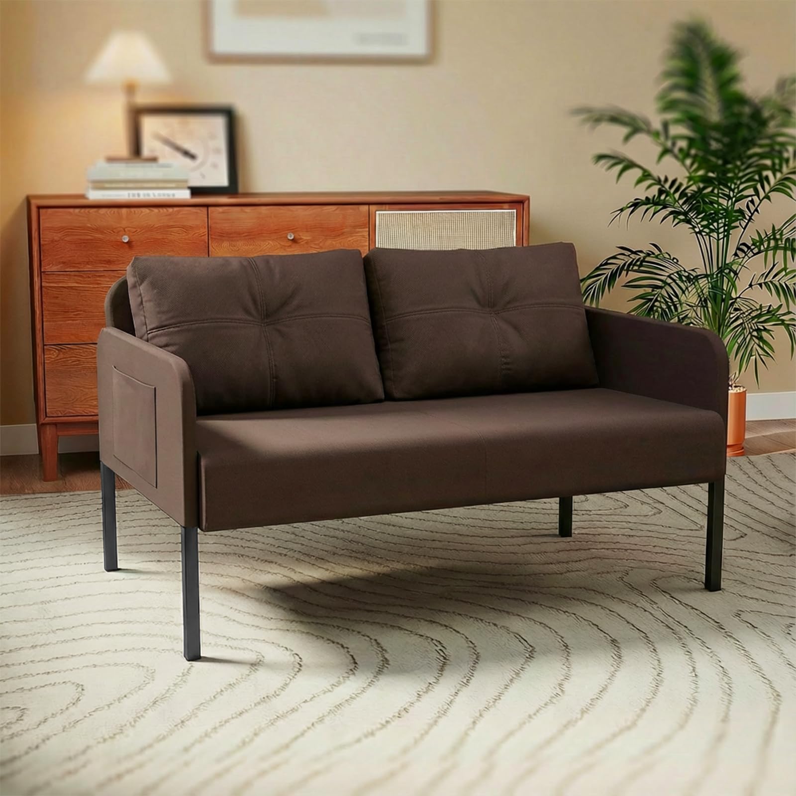 Fabulcozy,Divano 2 Posti, Piccolo Divano in Llino con Tasche Laterali, Struttura in Legno e 4 Gambe Metalliche,Iinclude 2 Cuscini, Facile Montaggio, Salvaspazio per Soggiorno o Appartamento(Marrone)