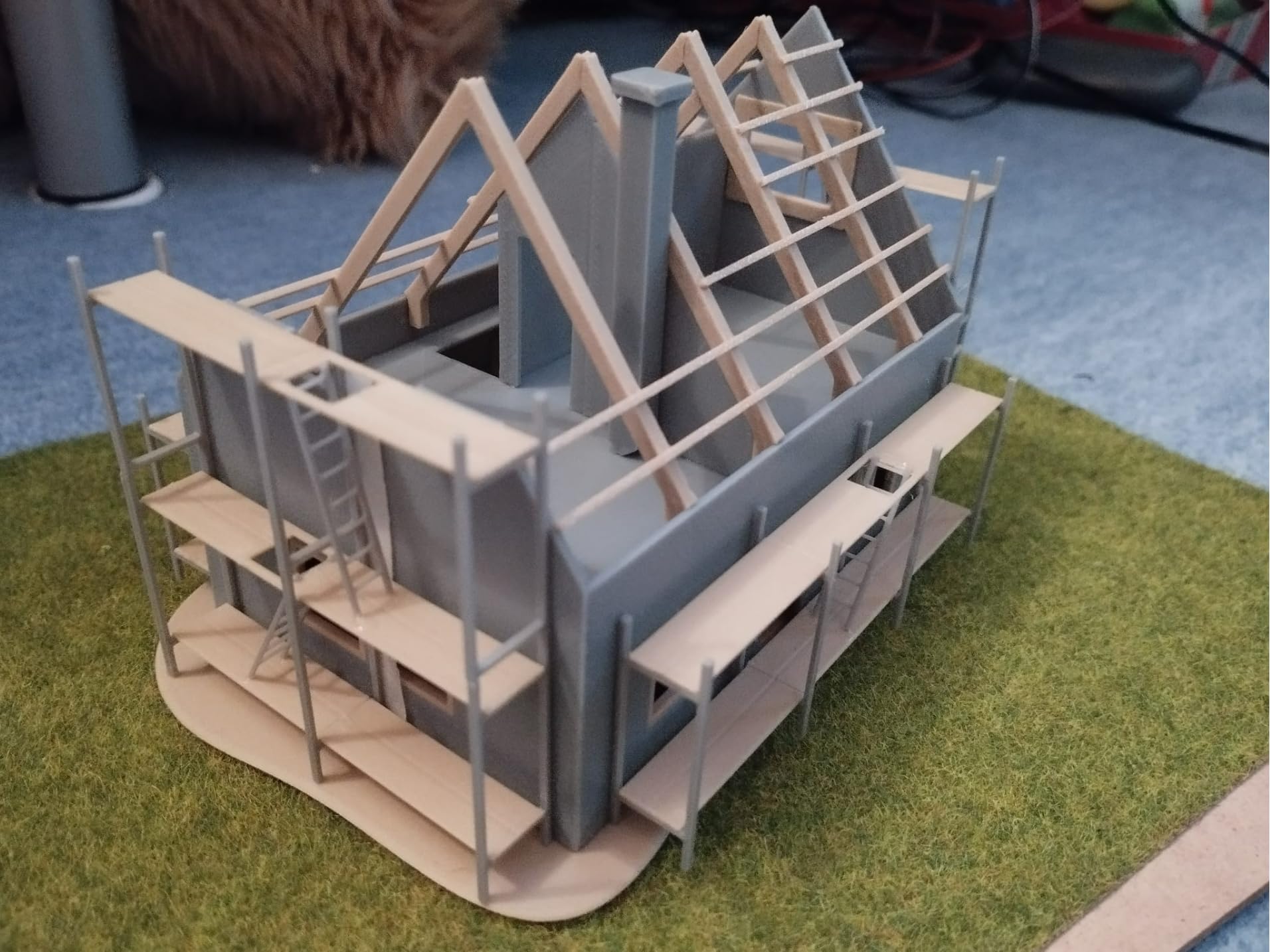 Grande Maquette Maison en Construction - Échelle O 1:43.5 - Charpente Bois Apparente - Scène de Chantier Premium - Multi-Matériaux - Fabriqué en Alsace
