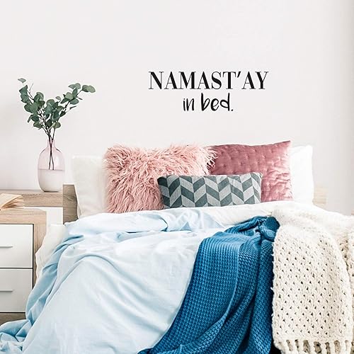 Calcomanía de vinilo para pared, Namast'ay in Bed – 10.5 x 33 pulgadas – Ingenioso y moderno perezoso humorístico para el hogar, apartamento,