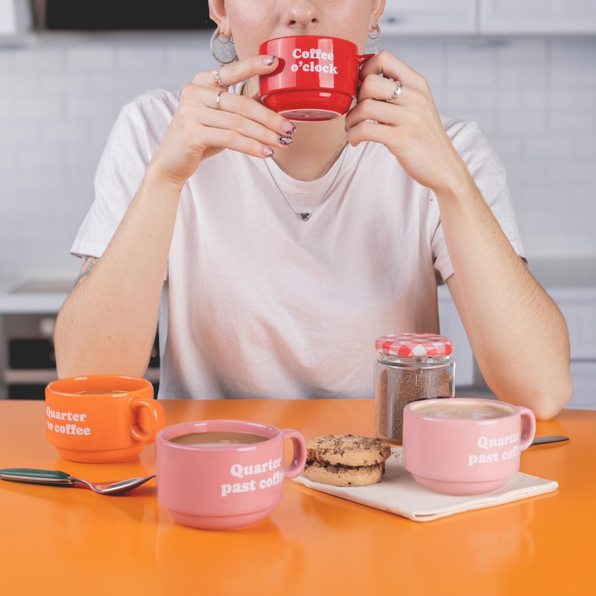 FISURA – Set mit originellen Tassen Coffee Clock. Weiße Tassen mit lustigen Sprüchen. Originelle Tassen mit Botschaft als Geschenk. Set mit 4 humorvollen Keramiktassen