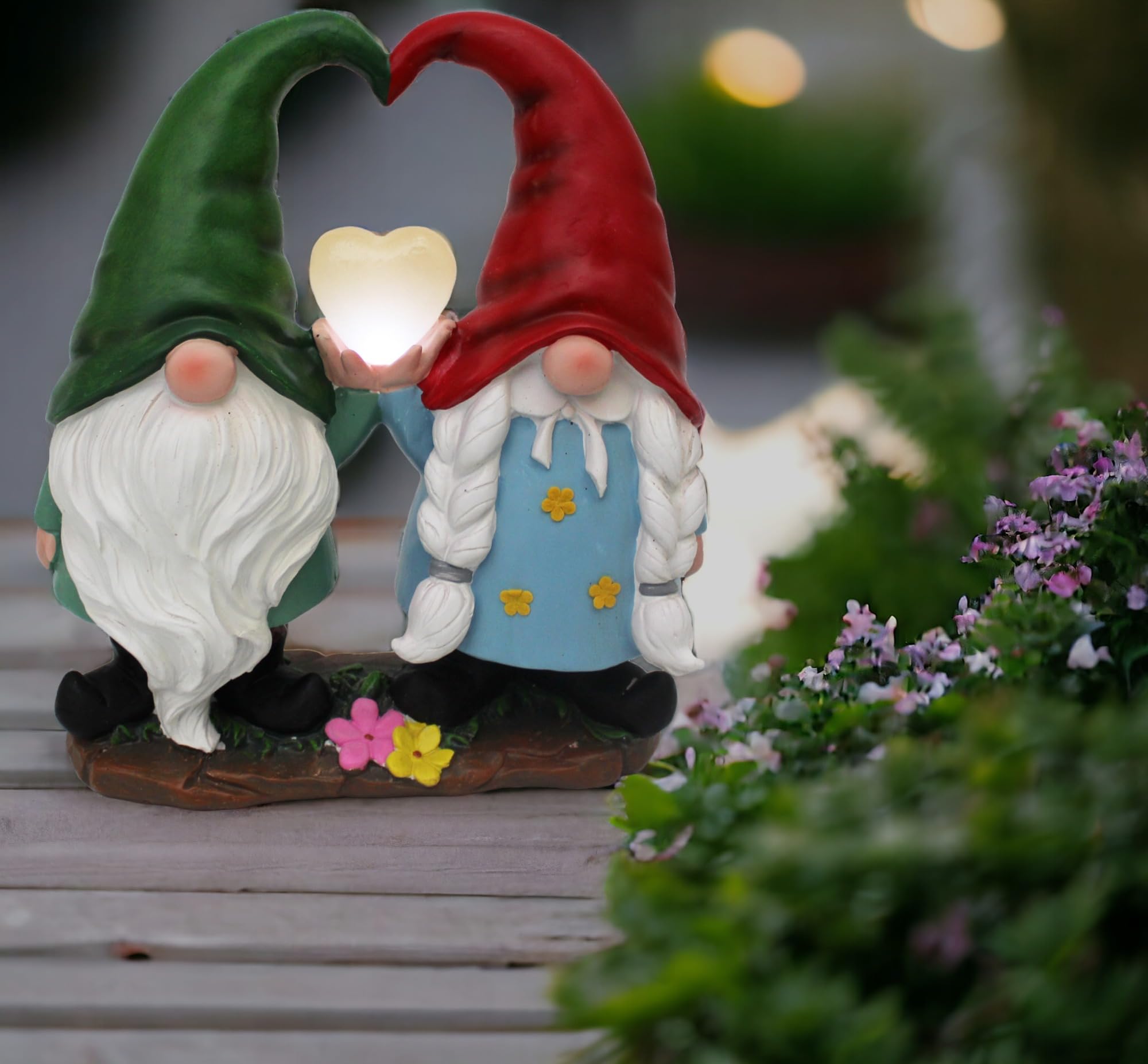 Arnusa Solar Gartenfigur Gartenzwerg Pärchen mit Herz Wichtel Solarleuchte Solarlampe Figur Gartendekoration beleuchtet für Außen 29,5 cm