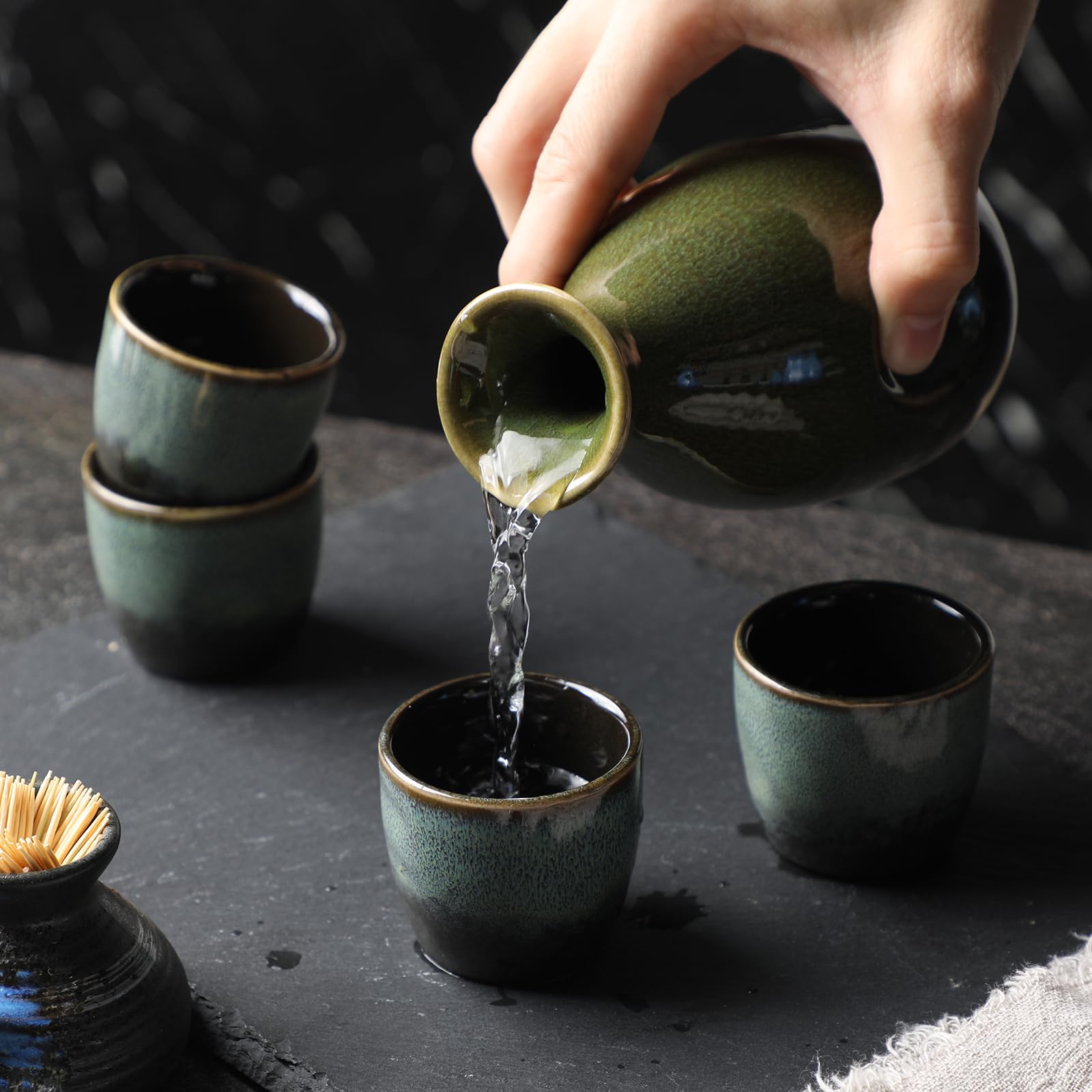 Juego de sake con taza y olla de vino, juego de cerámica para calentadores, incluye 1 olla grande y 4 tazas (negro y verde)
