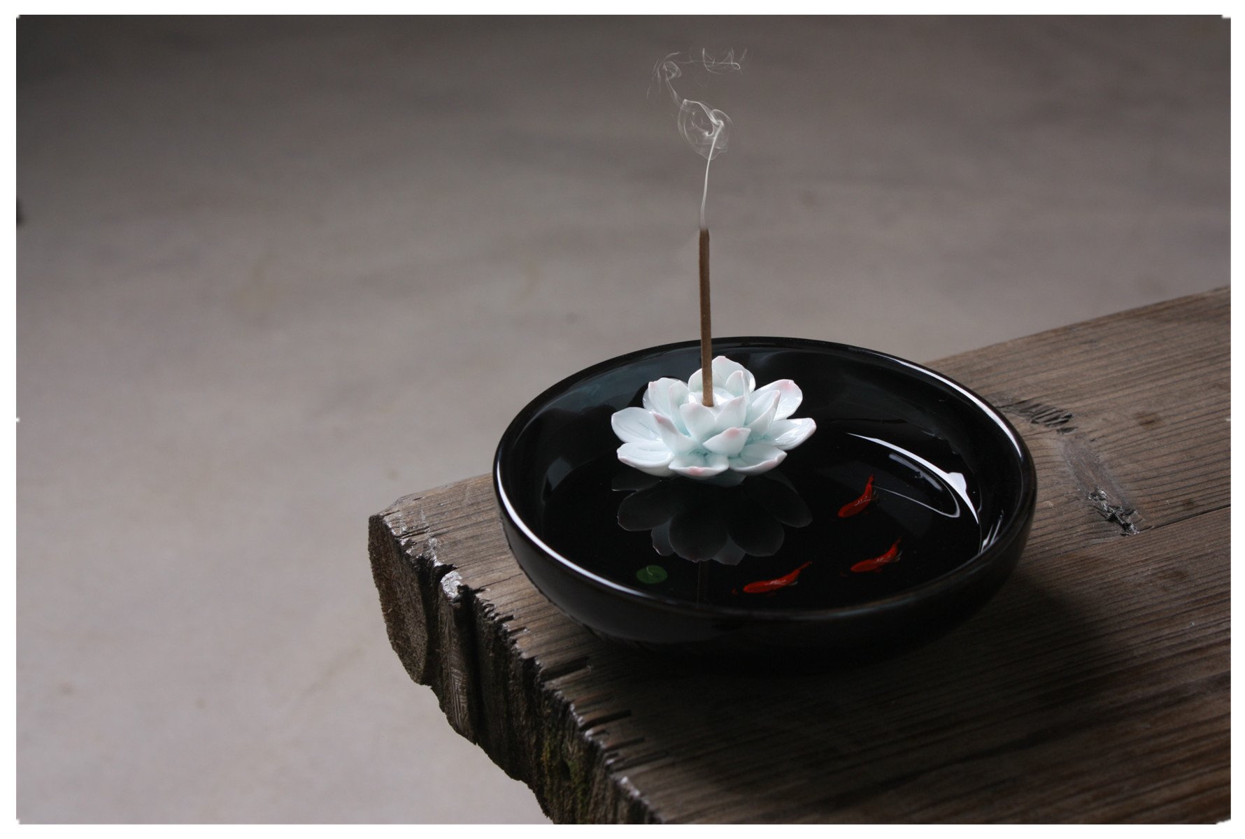 Amazon｜お香立て 蓮の花 池の型 金魚 線香 香炉 陶器 (ブラック