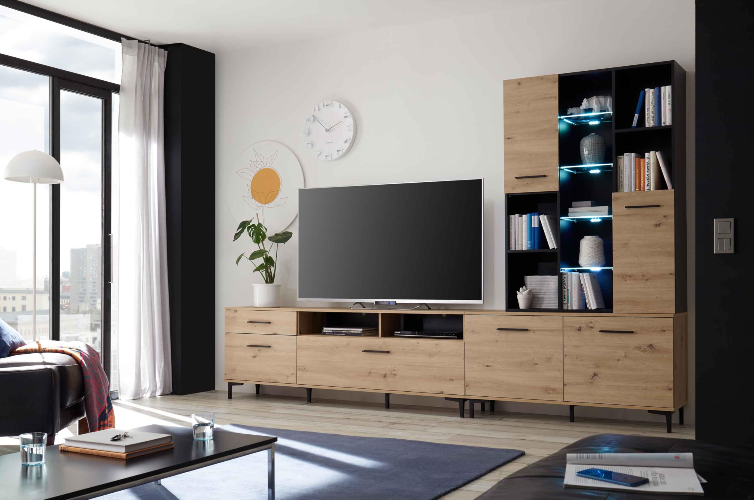 AVANTI TRENDSTORE - Cairate - Moderna parete da soggiorno in legno laminato in stile quercia artigianale e nero, perfetta per ogni salotto. Dimensioni LAP ca. 300x199x38cm
