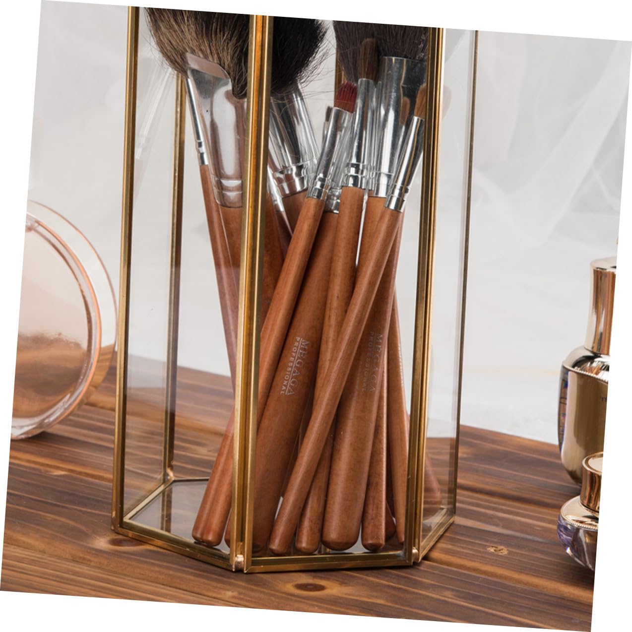 Organizador de maquillaje hexagonal retro con soporte para brochas de maquillaje con material de latón y vidrio, práctico recipiente para brochas para vestidor o mesa de tocador