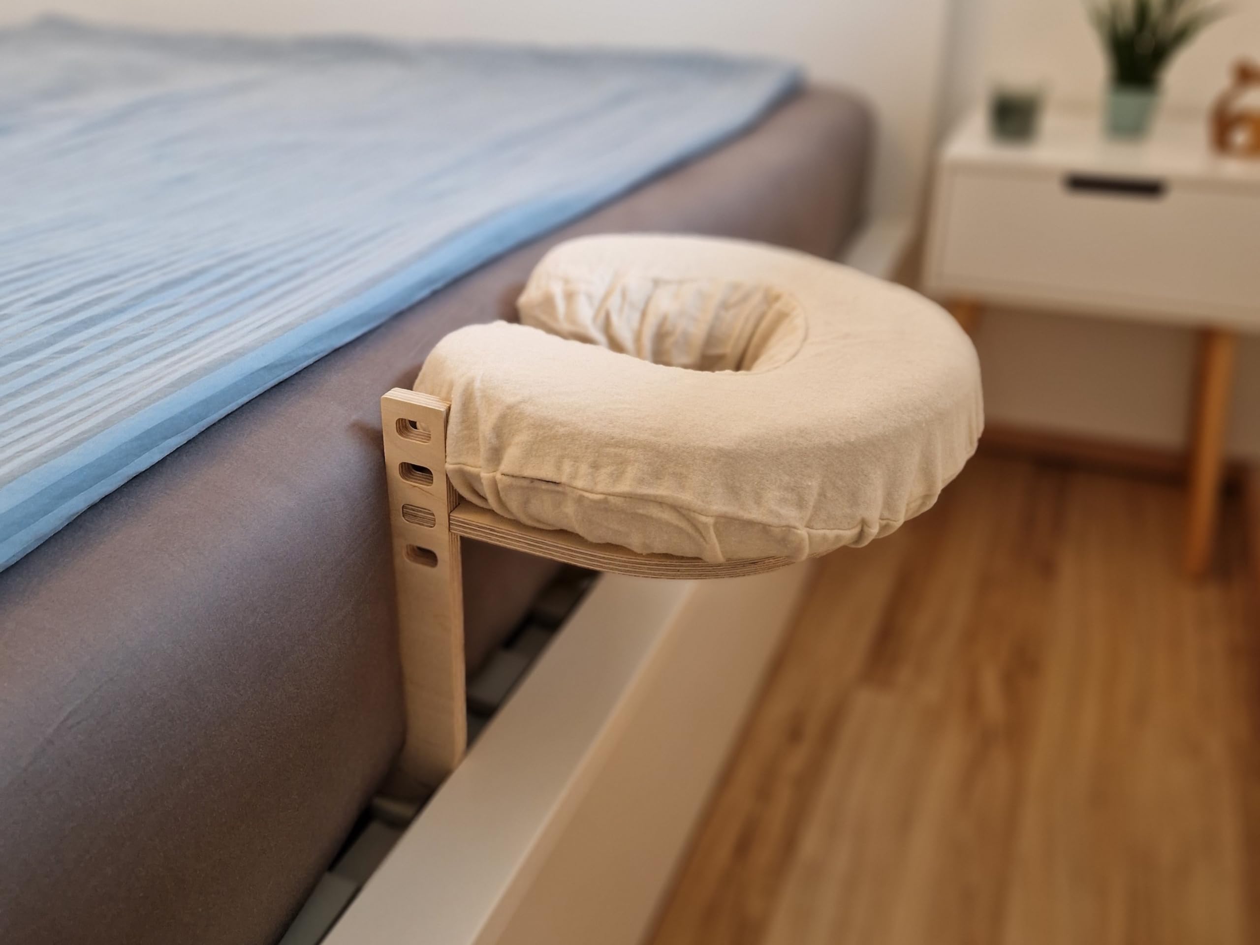 Massage Kopfstütze fürs Bett – Gesichtsauflage für die Heimmassage – Alternative für Massageliege – Passend für alle Betten – Made in Germany